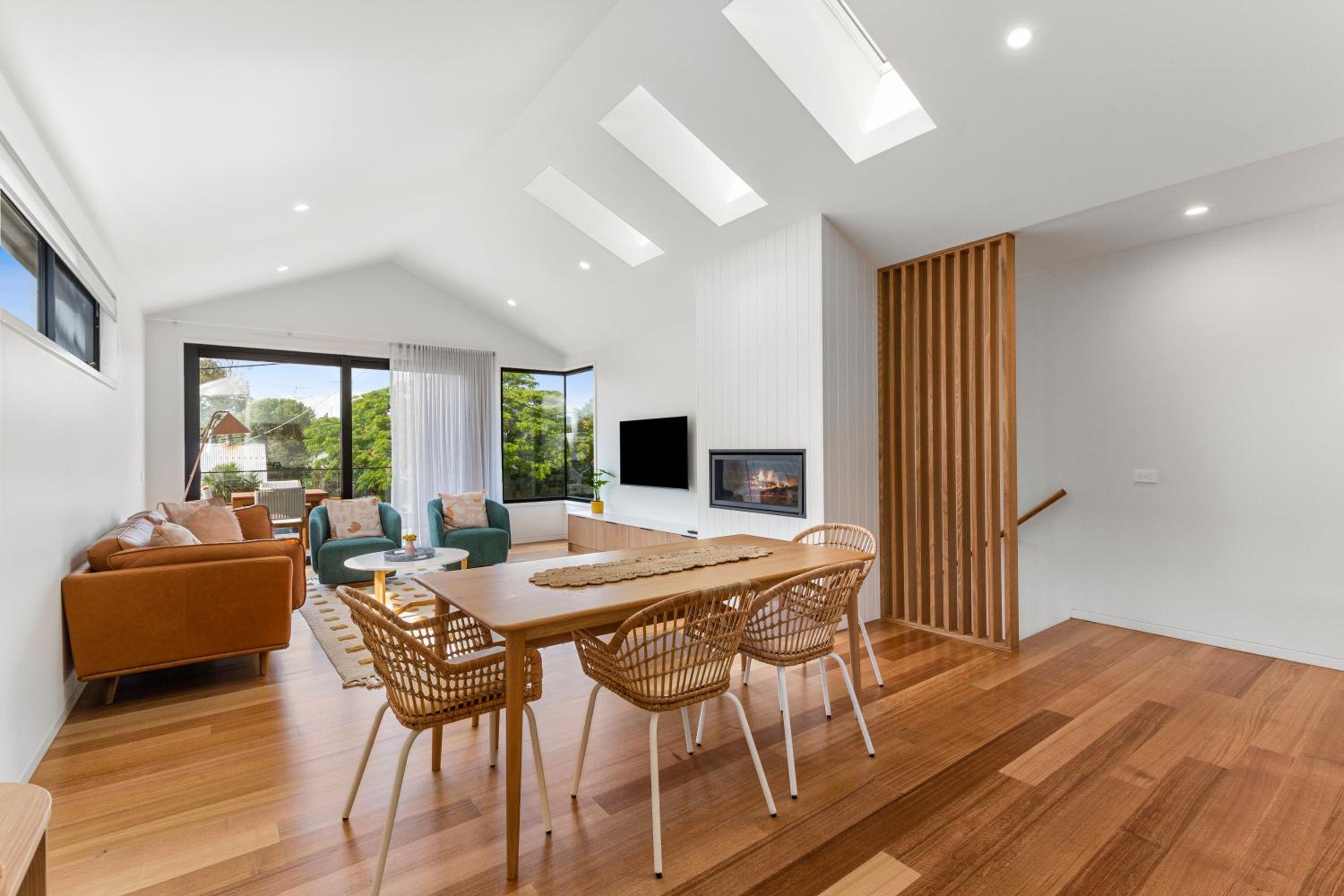 Riverside Luxe- Brand New, 50m to river, 3 bedroom, pizza oven!