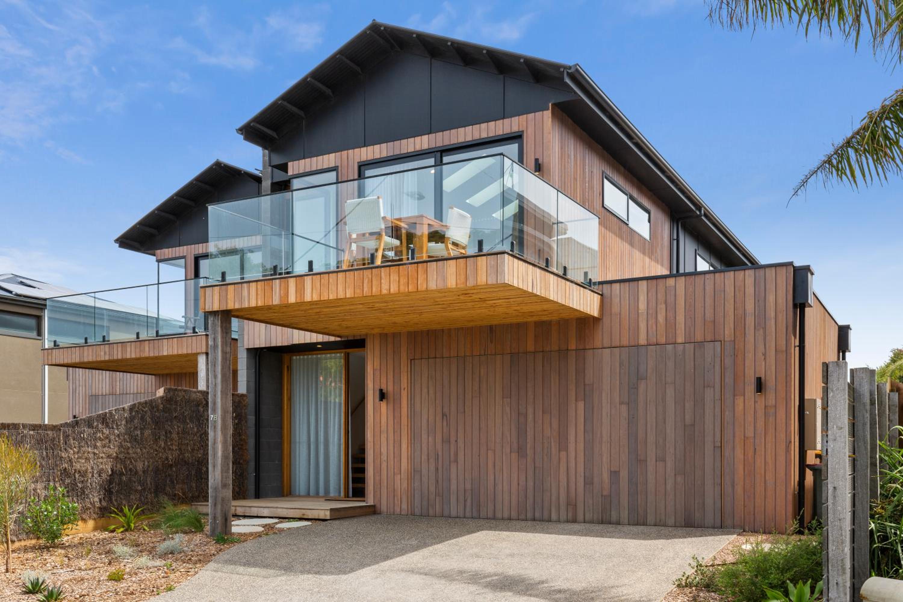 Riverside Luxe- Brand New, 50m to river, 3 bedroom, pizza oven!
