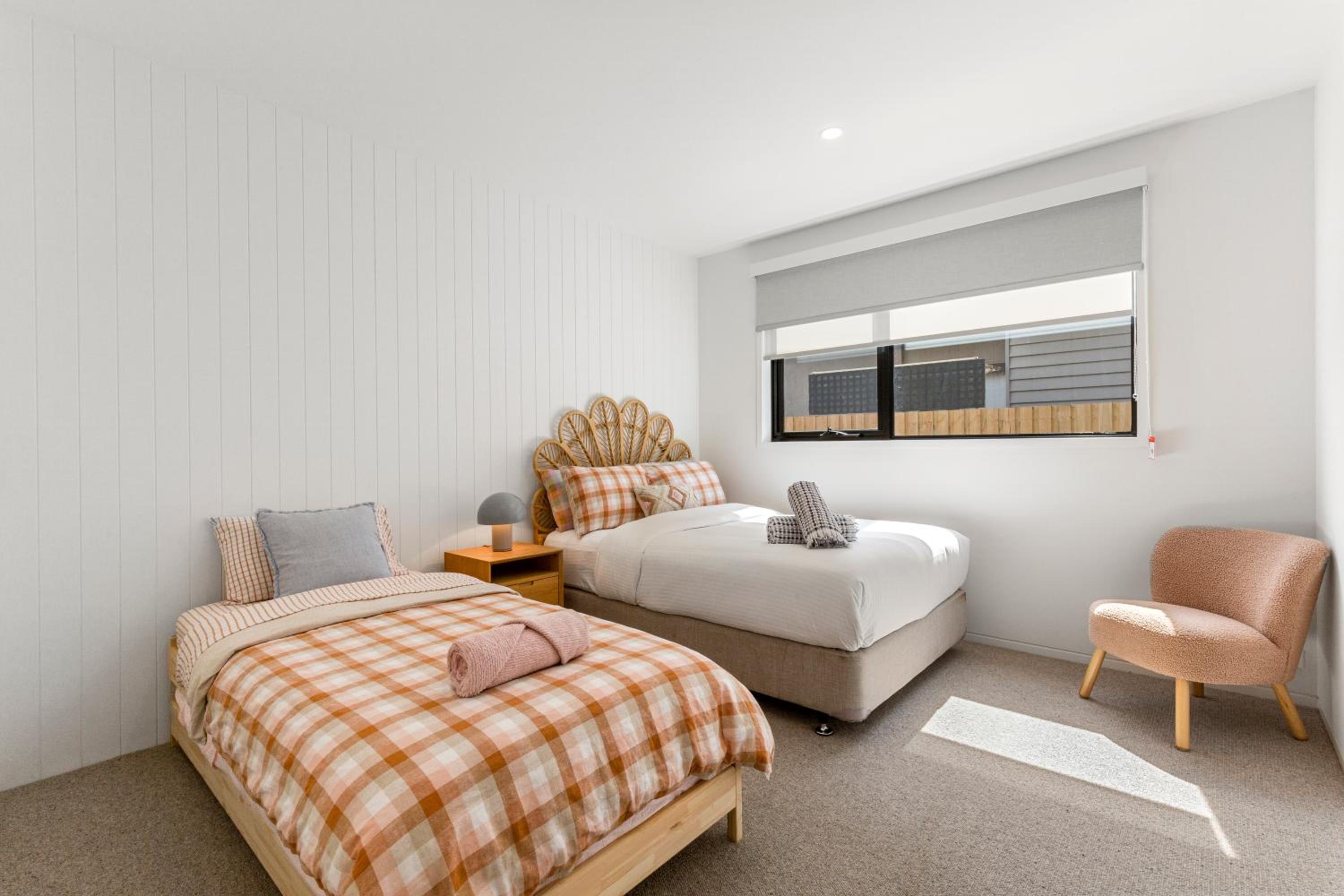 Riverside Luxe- Brand New, 50m to river, 3 bedroom, pizza oven!