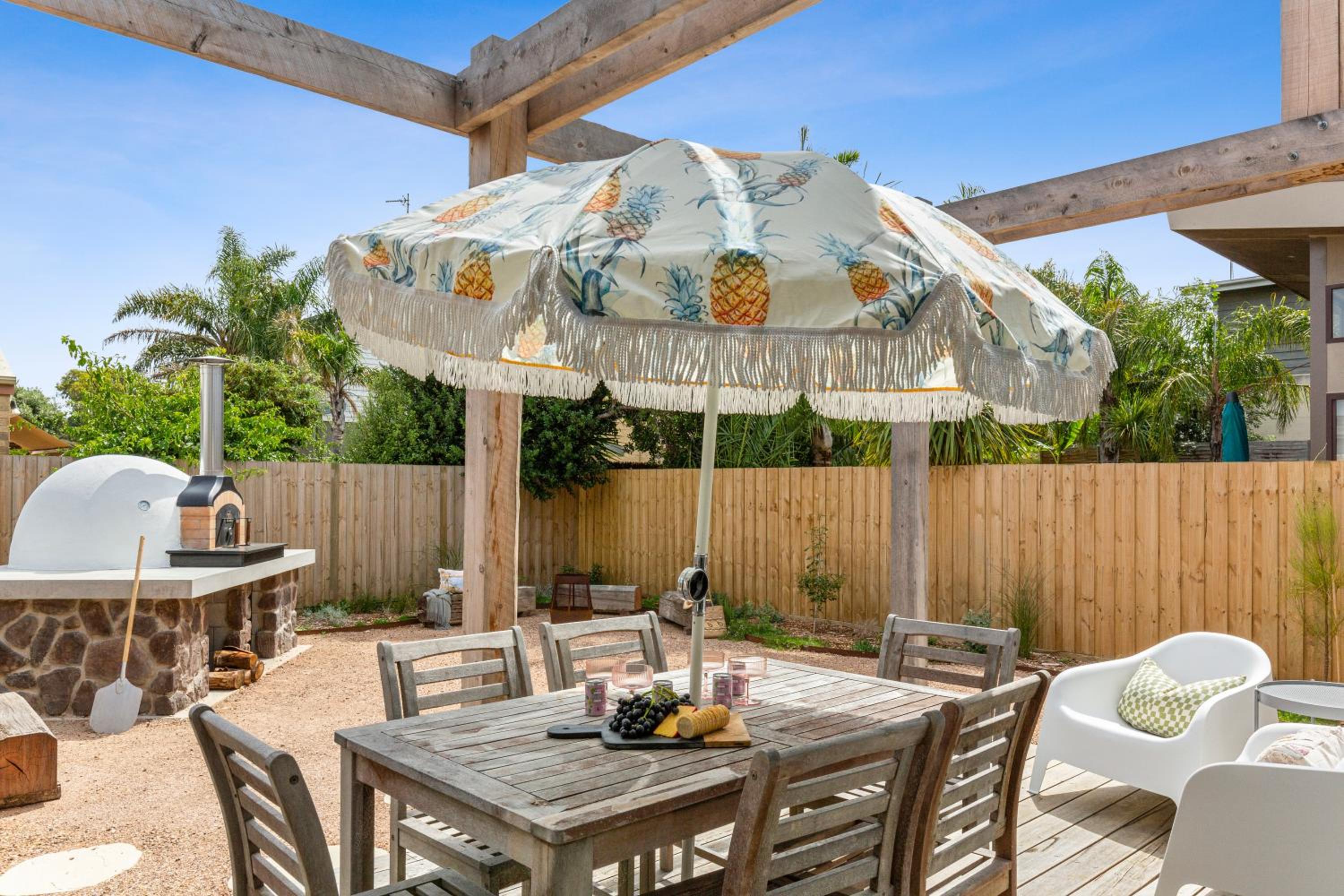 Riverside Luxe- Brand New, 50m to river, 3 bedroom, pizza oven!
