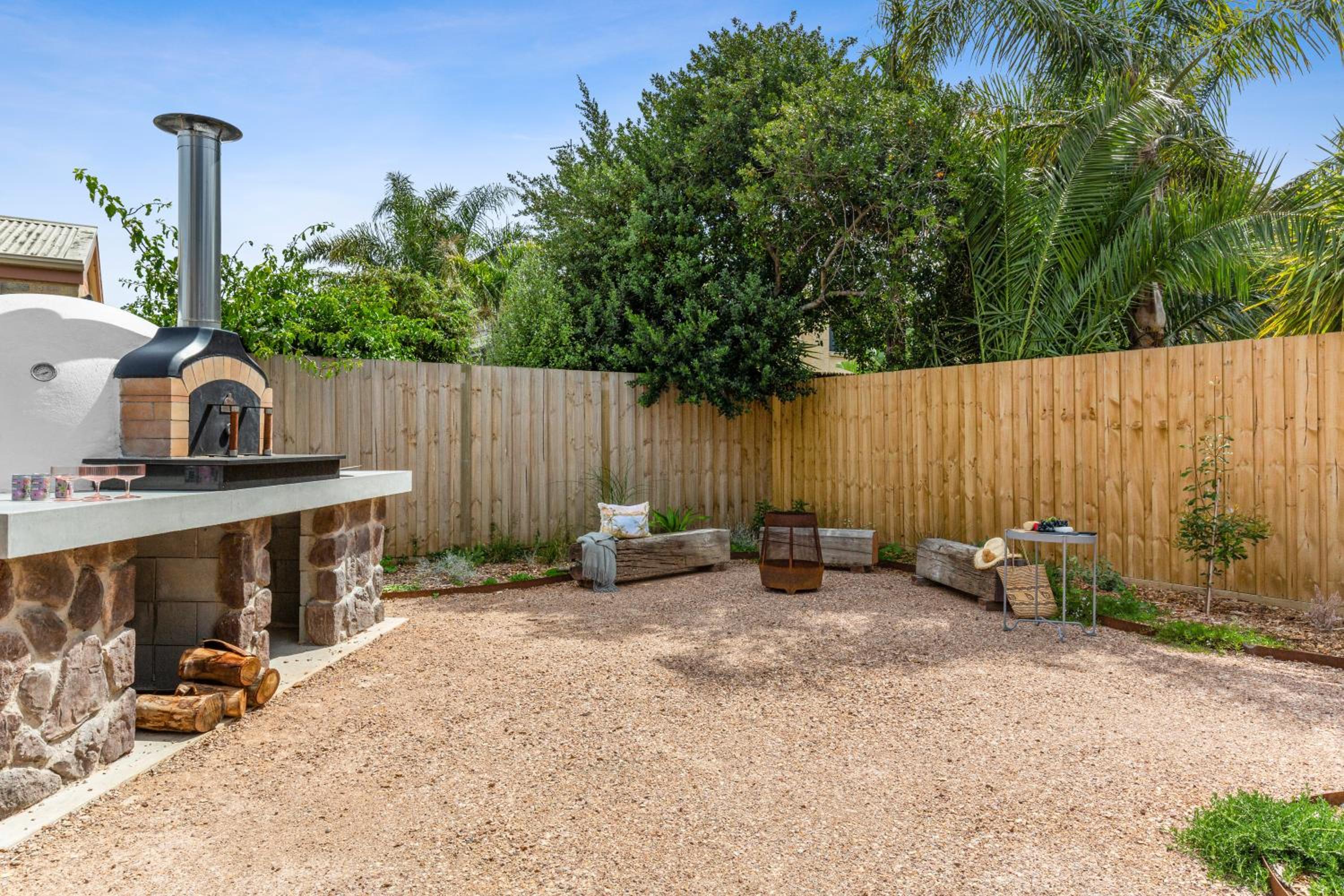 Riverside Luxe- Brand New, 50m to river, 3 bedroom, pizza oven!