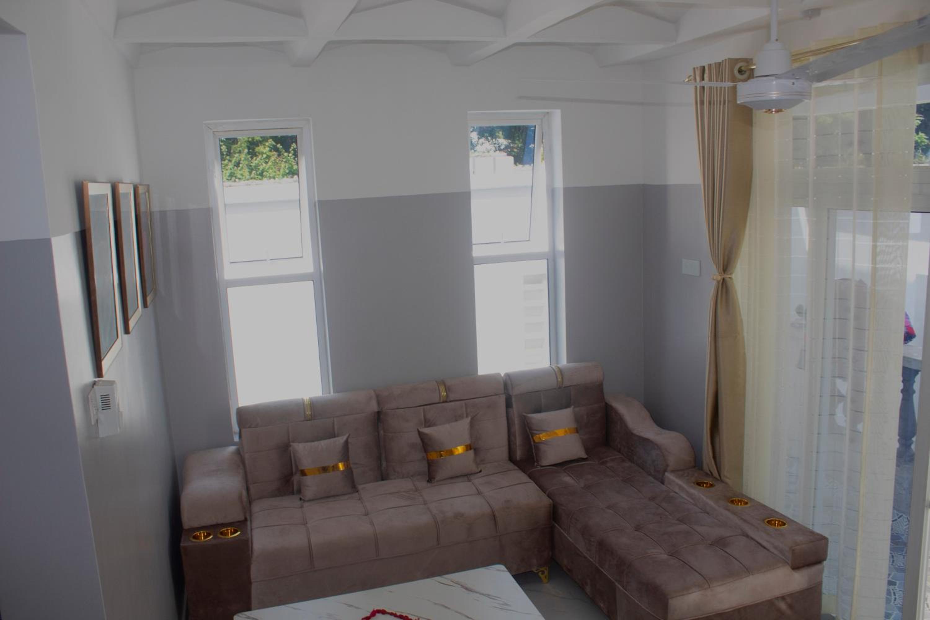 Canna Lily 5 min walk from bofa road, baobab resort