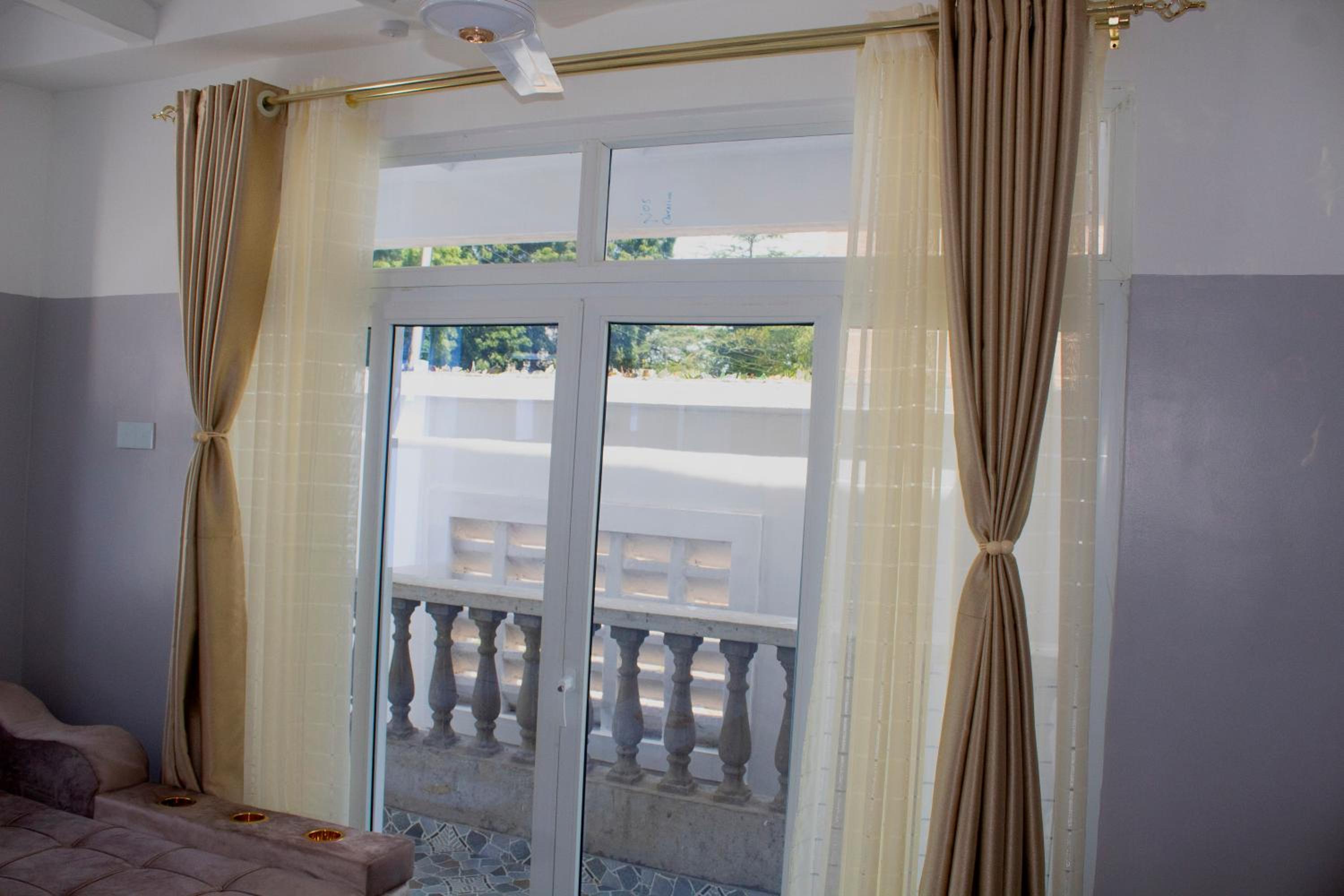 Canna Lily 5 min walk from bofa road, baobab resort