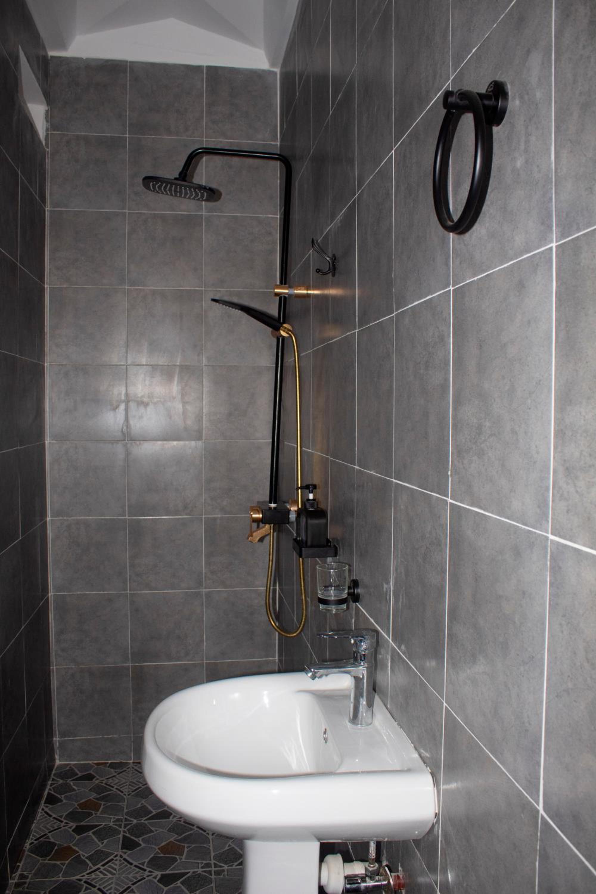 Canna Lily 5 min walk from bofa road, baobab resort
