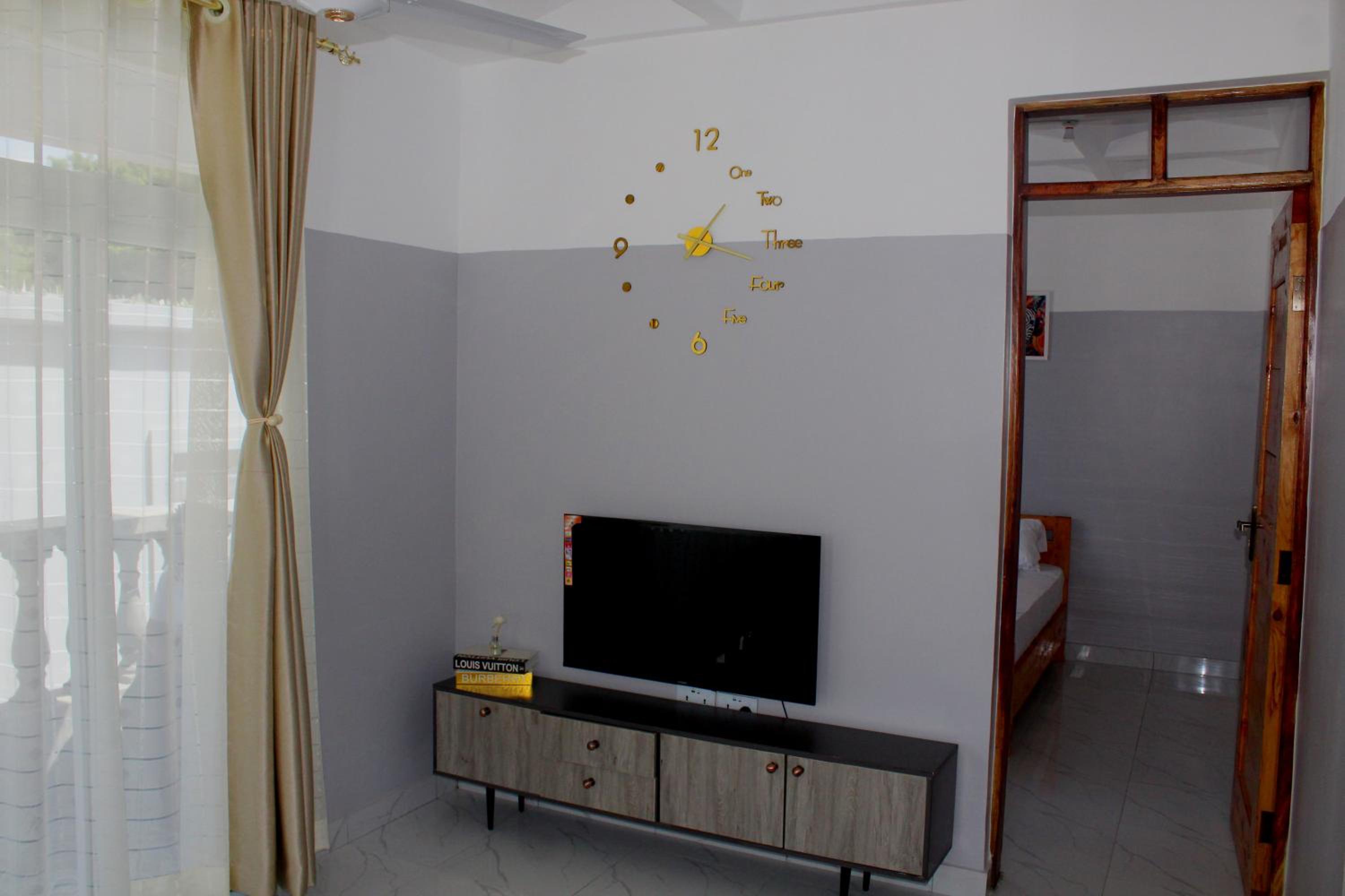 Canna Lily 5 min walk from bofa road, baobab resort