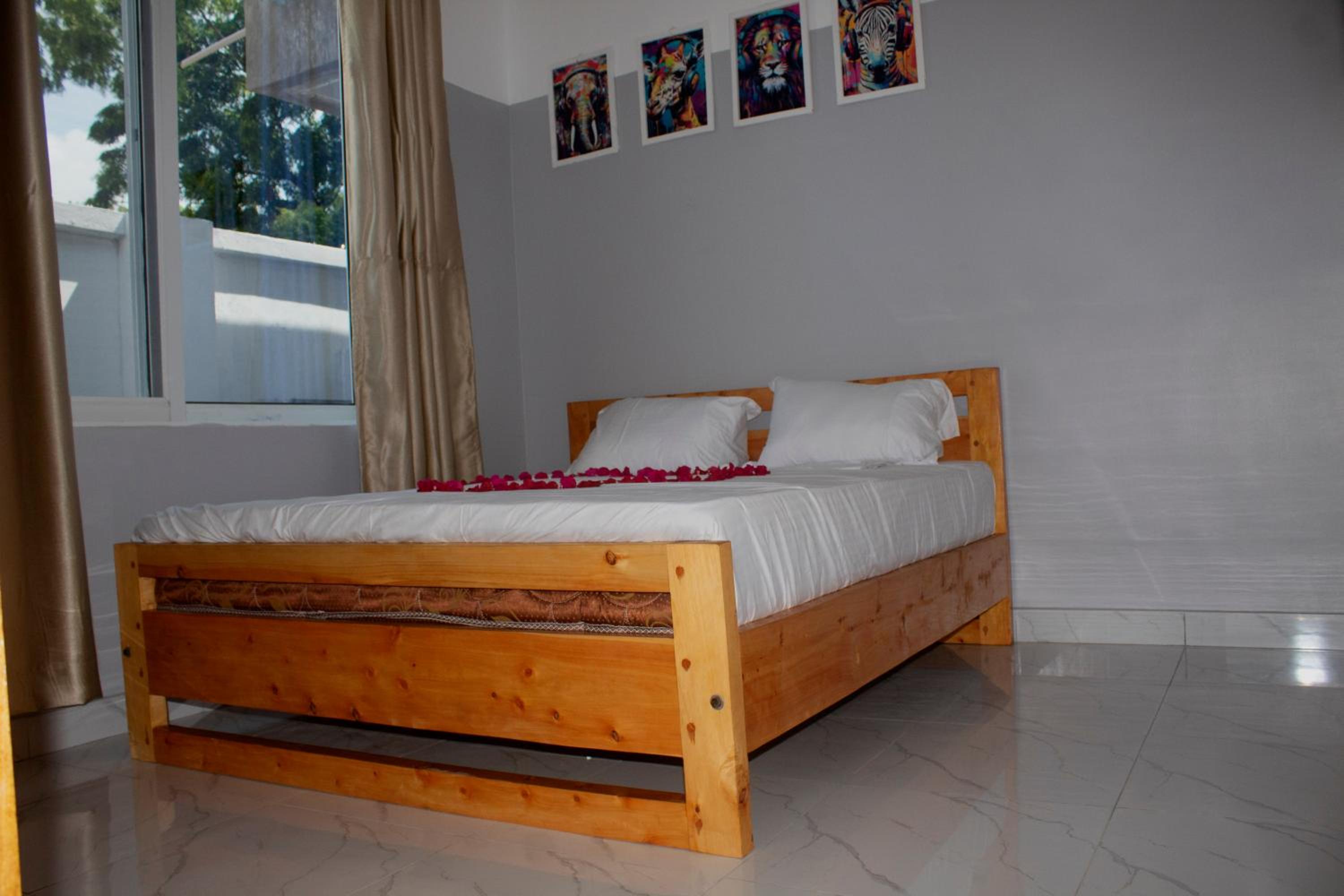 Canna Lily 5 min walk from bofa road, baobab resort