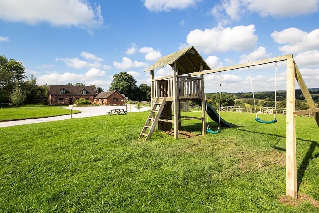 Alpaca Cottage 7mins to Alton Towers view 3
