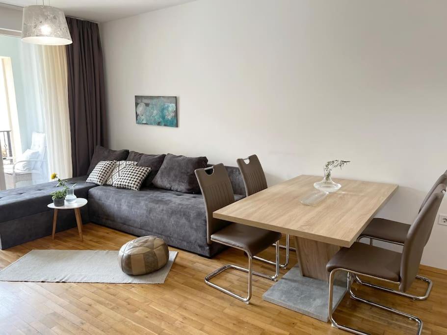 Rosie's Cozy Bright Apartment Summer Paradise