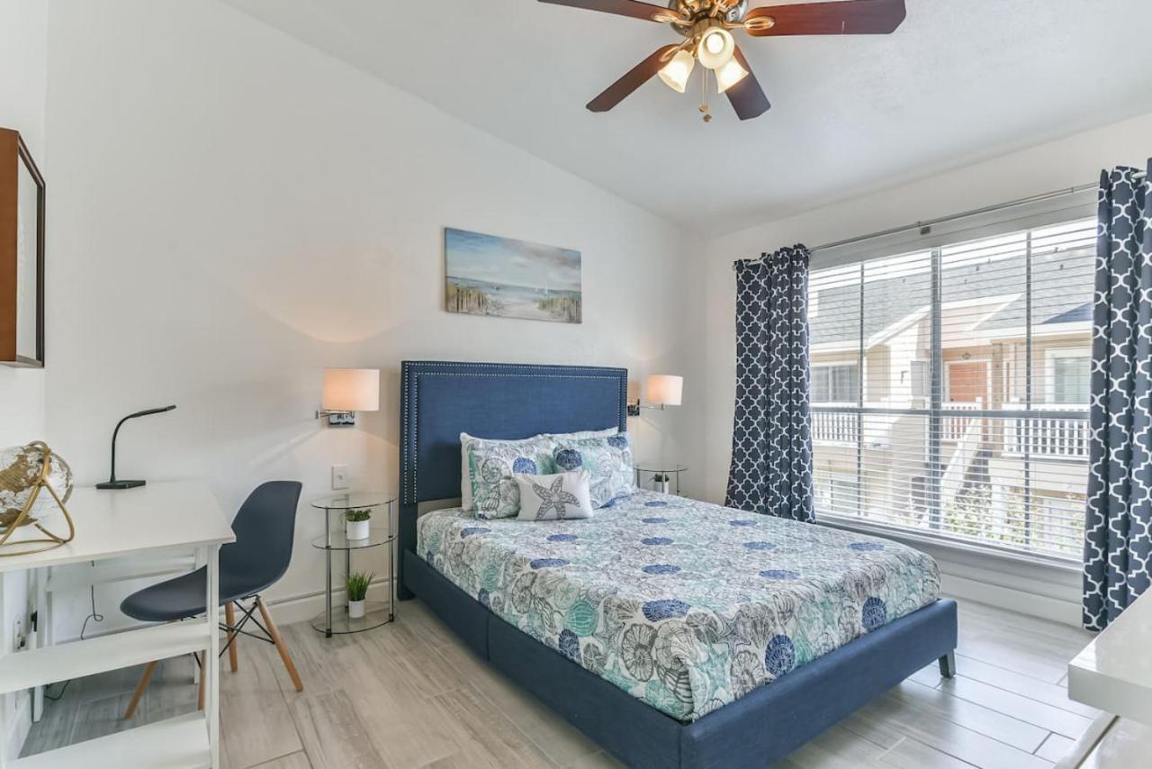 Coastal Paradise Condo with 2 Bedrooms and Pool view 3