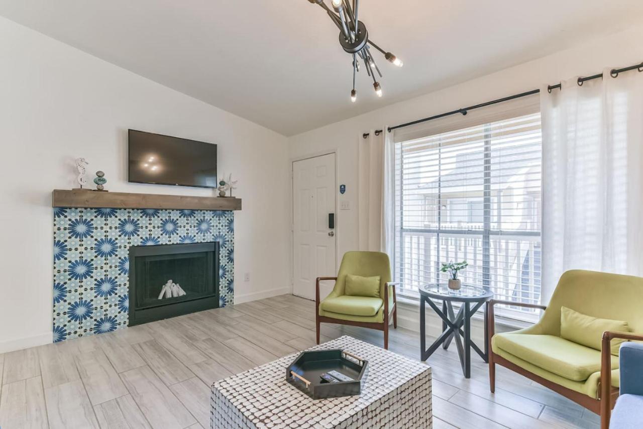 Coastal Paradise Condo with 2 Bedrooms and Pool view 5