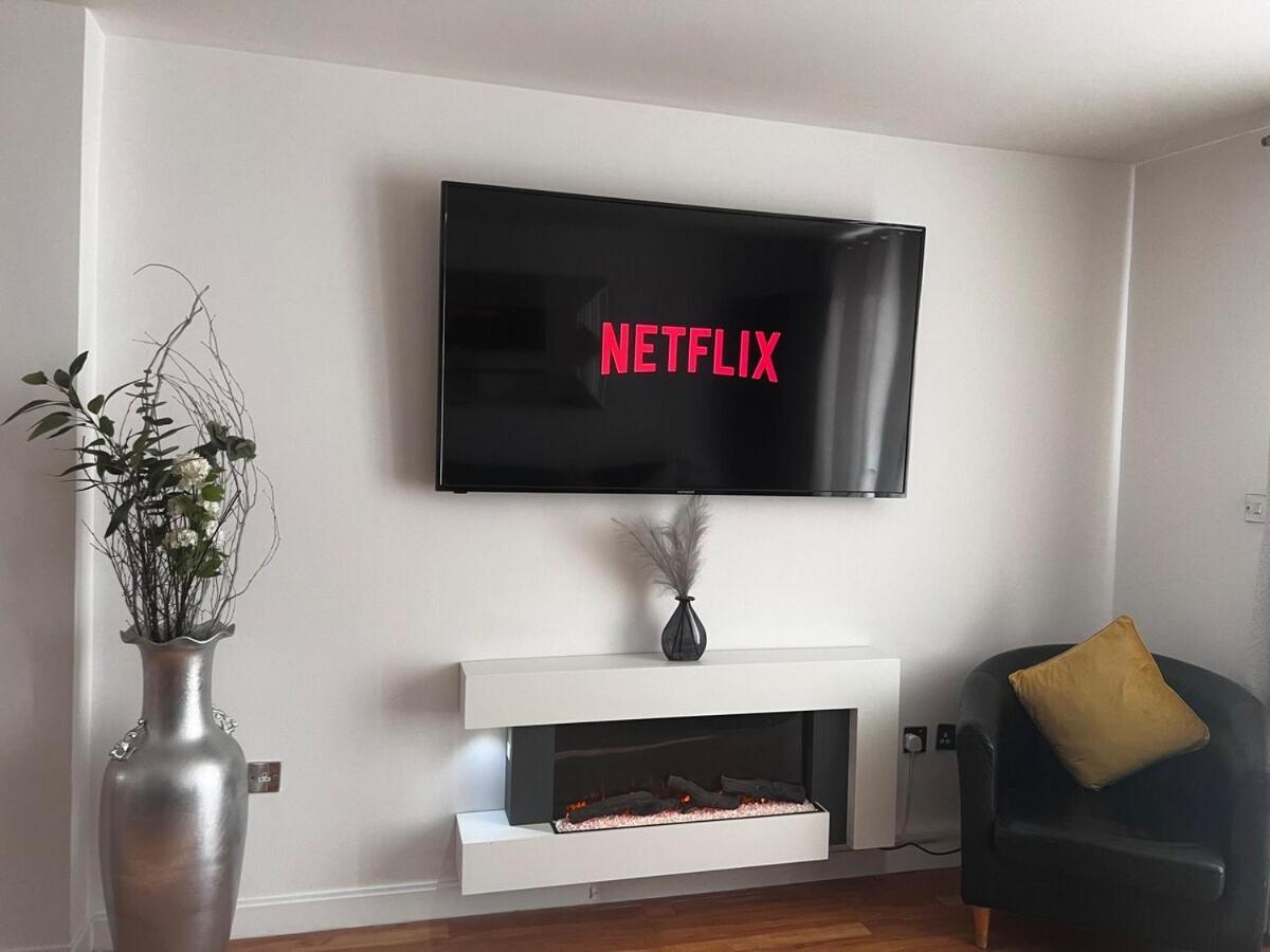 Emerald Apartment-2Bed 2Bath Cardiff Bay,City Centre Apartment view 3