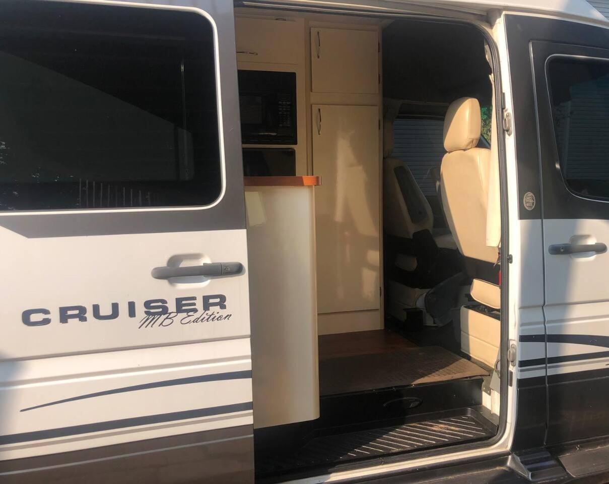 Private and cozy RV with full hookups in a convenient area with direct bus to NYC Manhattan only 2 blocks away