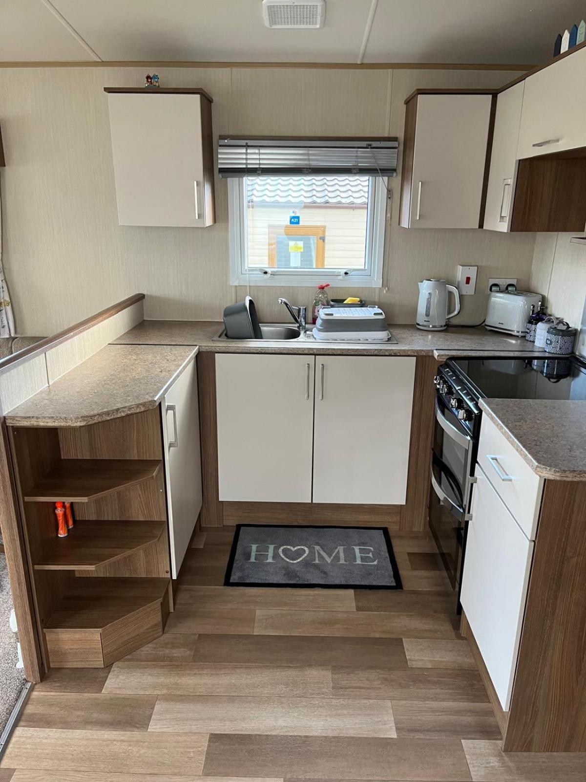 Lovely 3 bedroom caravan to rent in the lovely Hoburne Devon Bay view 2