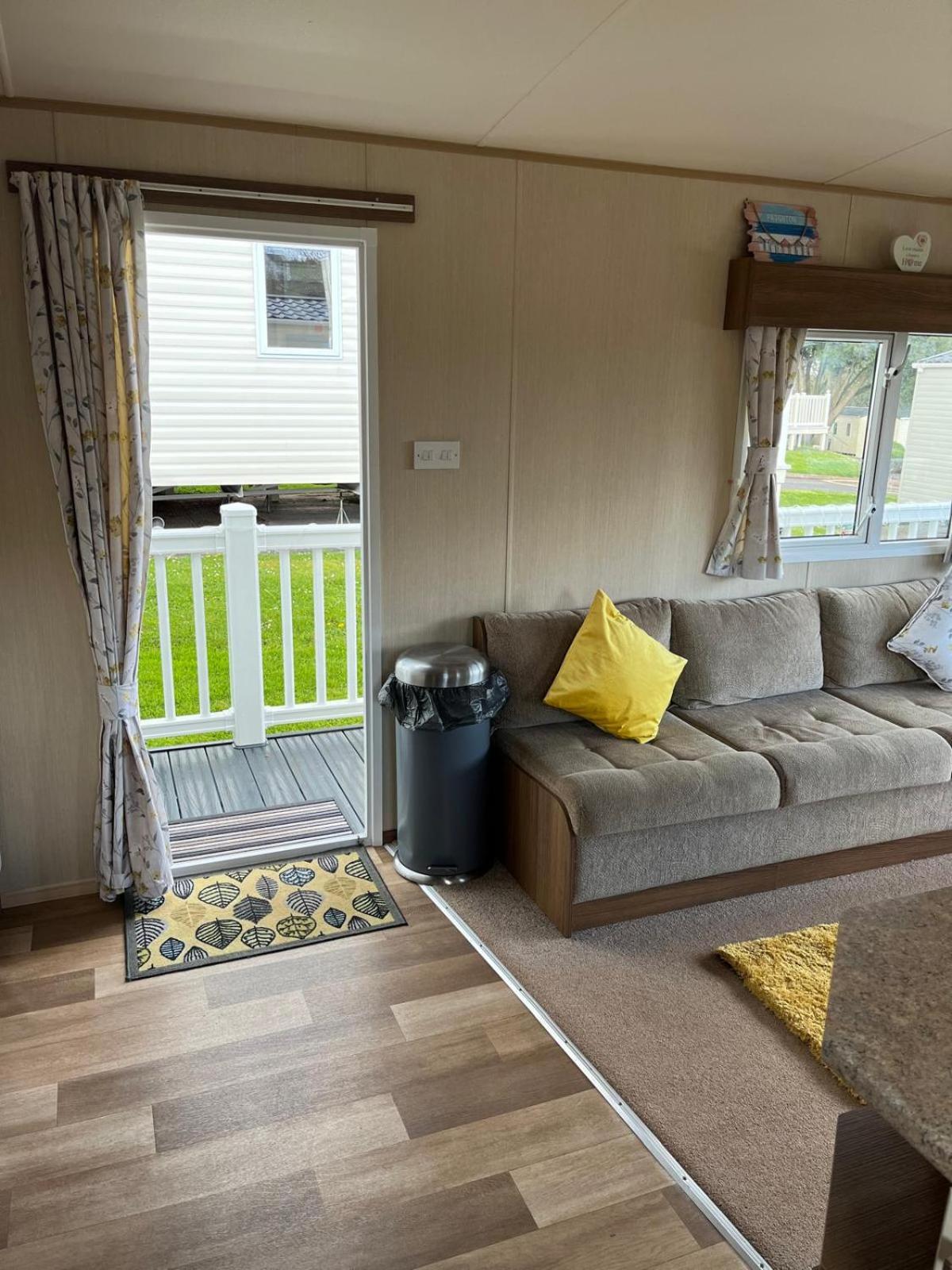 Lovely 3 bedroom caravan to rent in the lovely Hoburne Devon Bay view 3