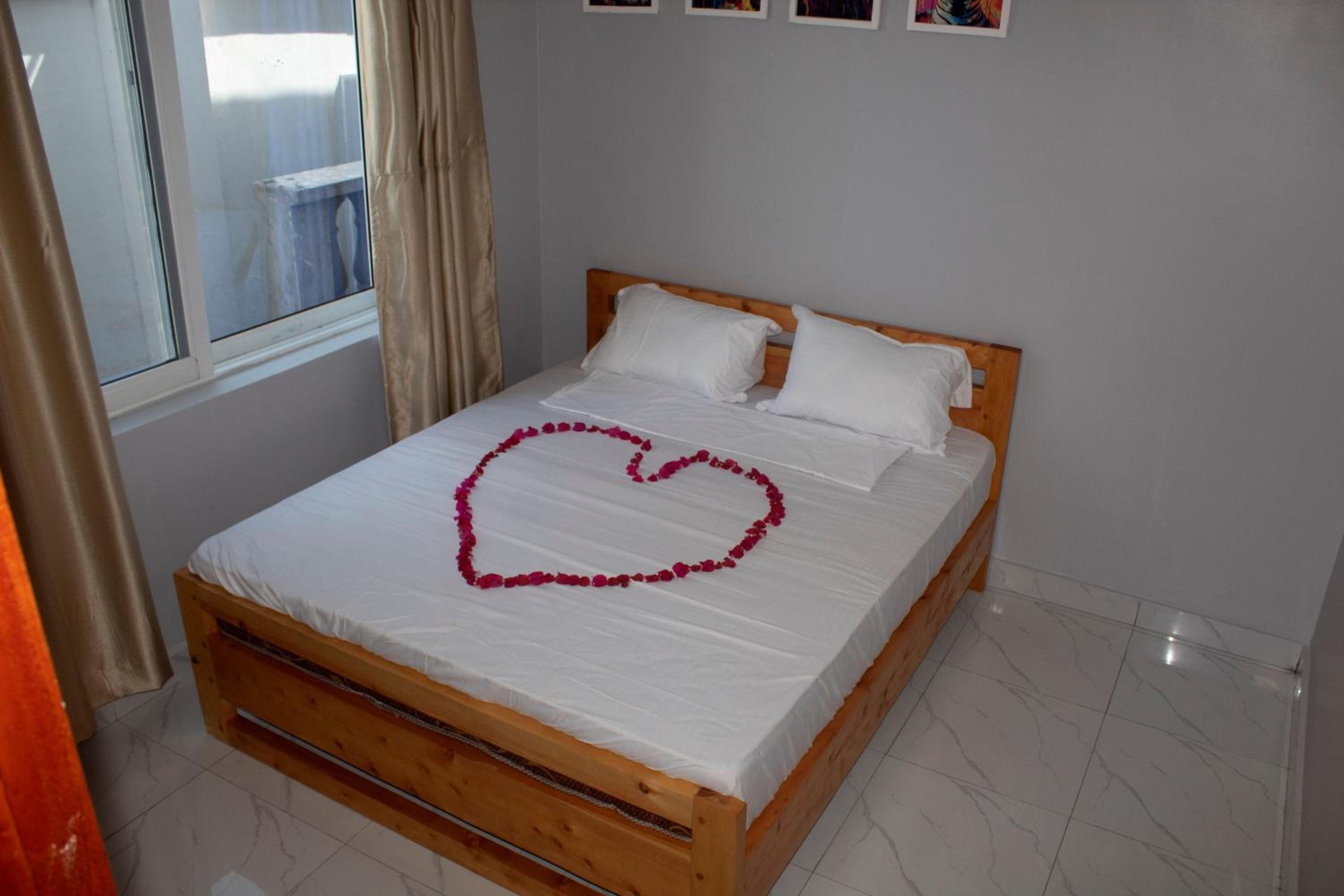 Canna Lily 5 min walk from bofa road, baobab resort
