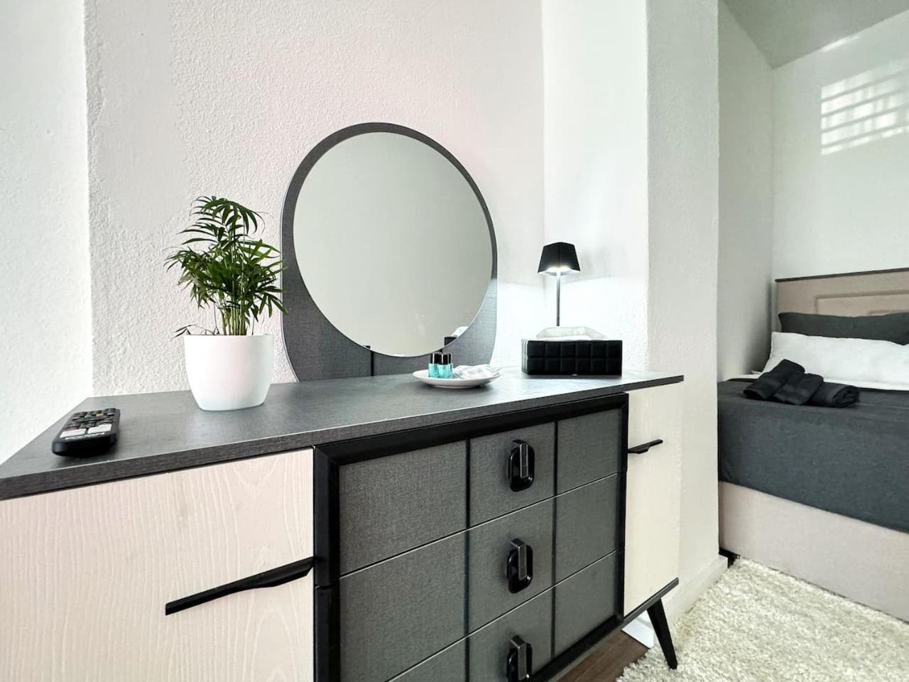 HolidayHome Apartments I Large 3 room apartment in the best location in Kreuzberg
