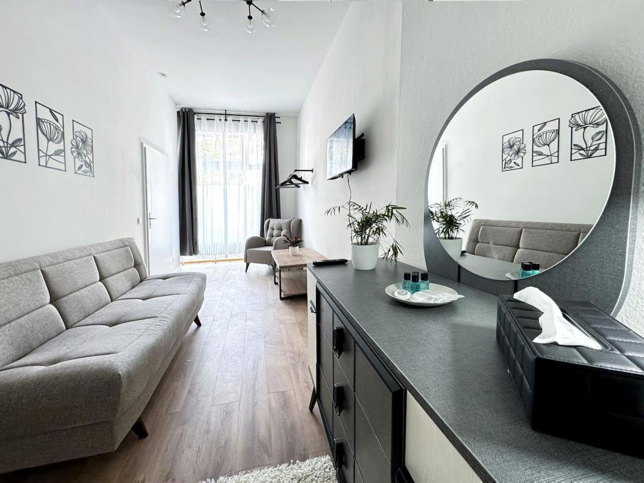 HolidayHome Apartments I Large 3 room apartment in the best location in Kreuzberg