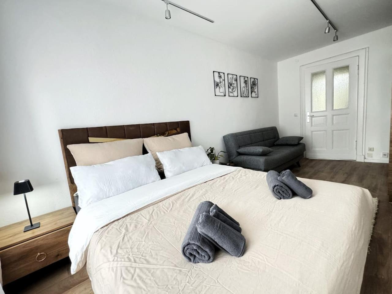 HolidayHome Apartments I Large 3 room apartment in the best location in Kreuzberg