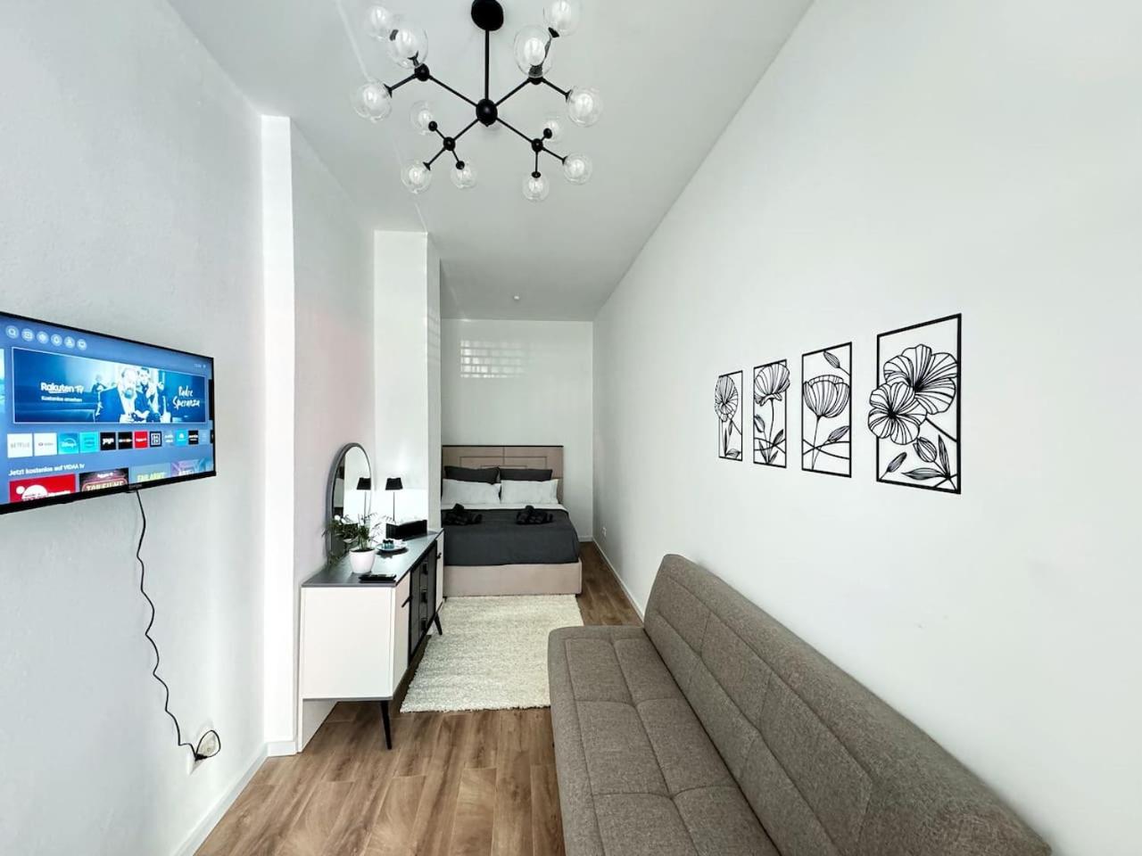 HolidayHome Apartments I Stylish Private Room in Heart of Berlin-Kreuzberg!
