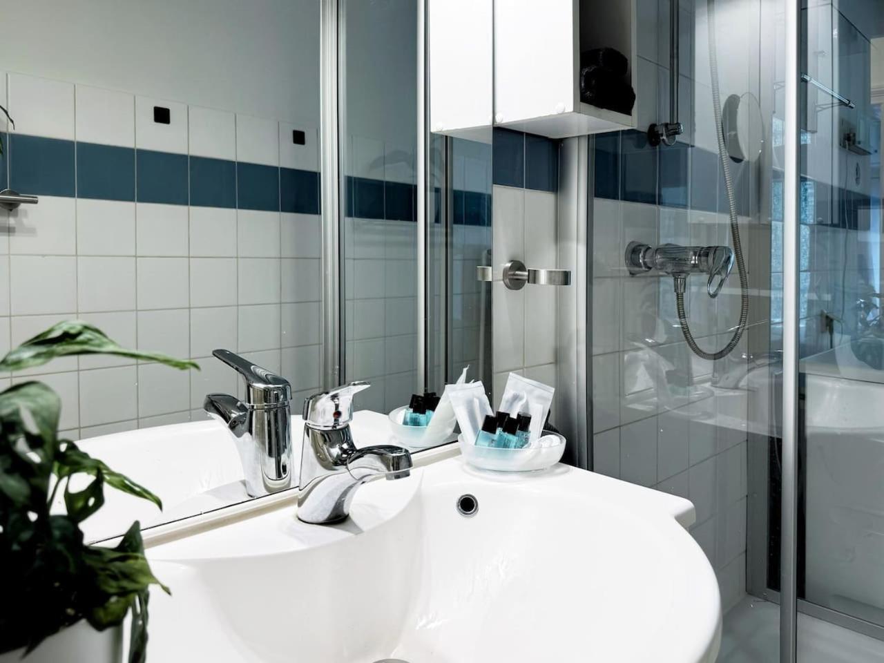 HolidayHome Apartments I Stylish Private Room in Heart of Berlin-Kreuzberg!