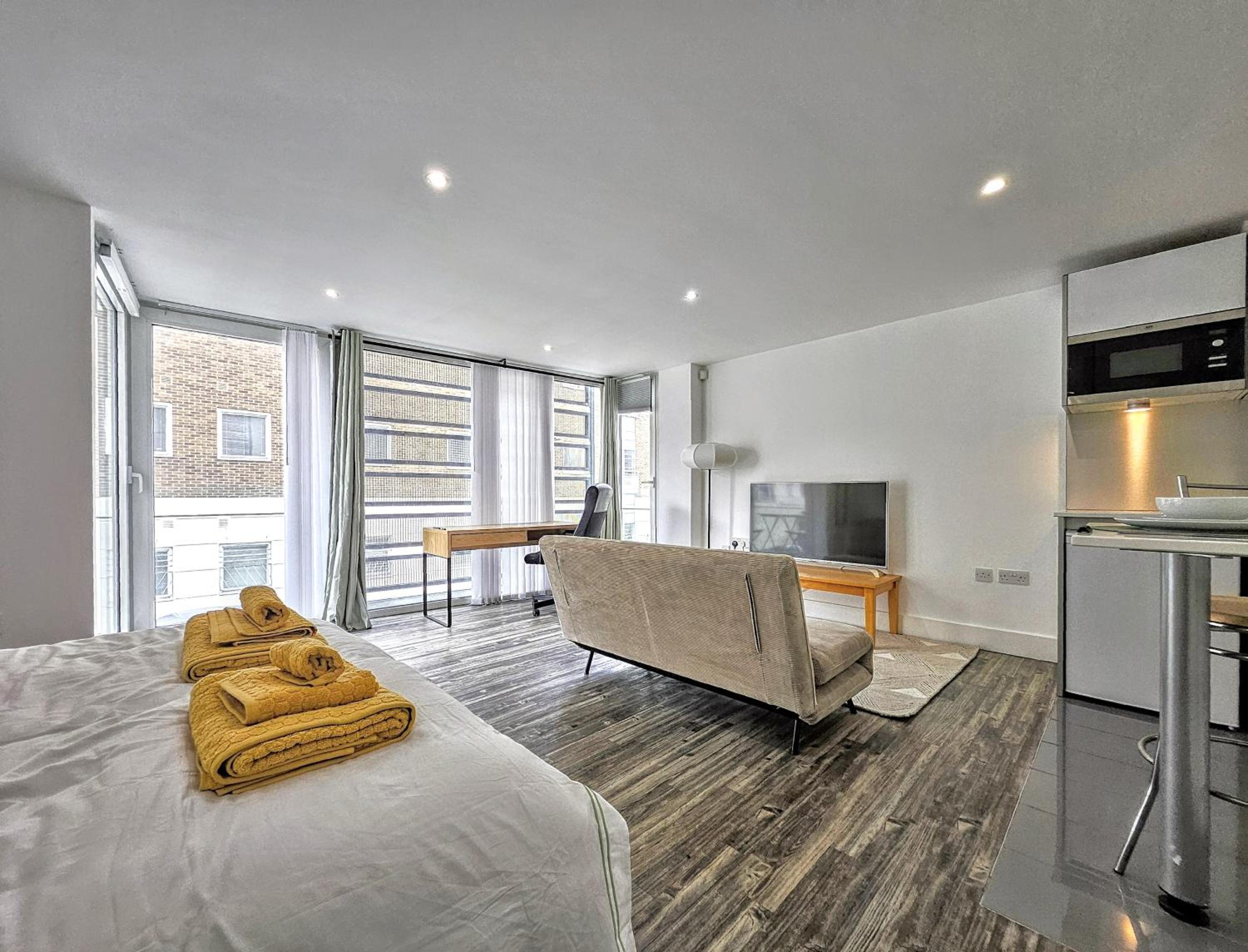 City Waterside, Old Street, Angel, Entire Private Apartment