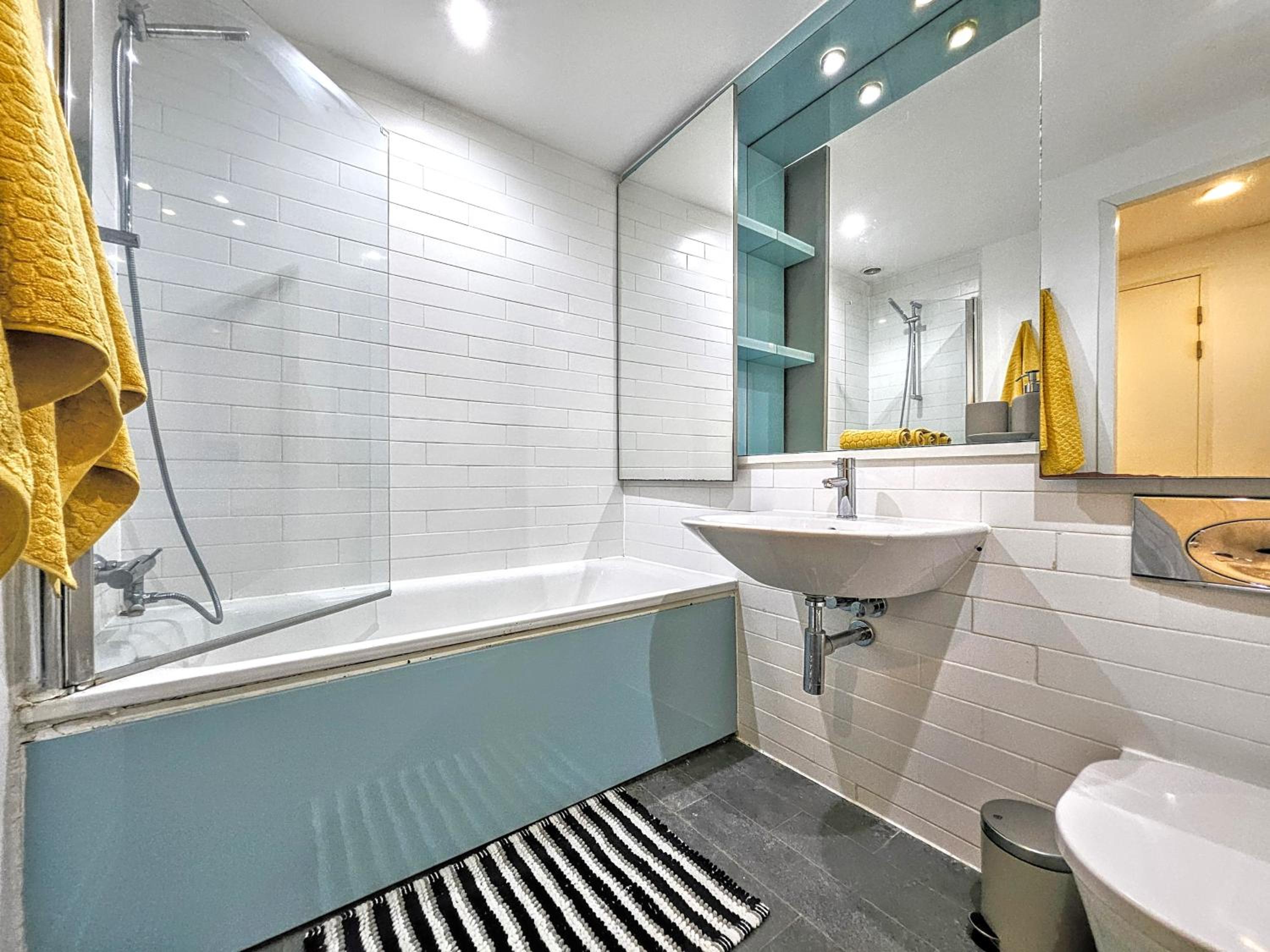 City Waterside, Old Street, Angel, Entire Private Apartment