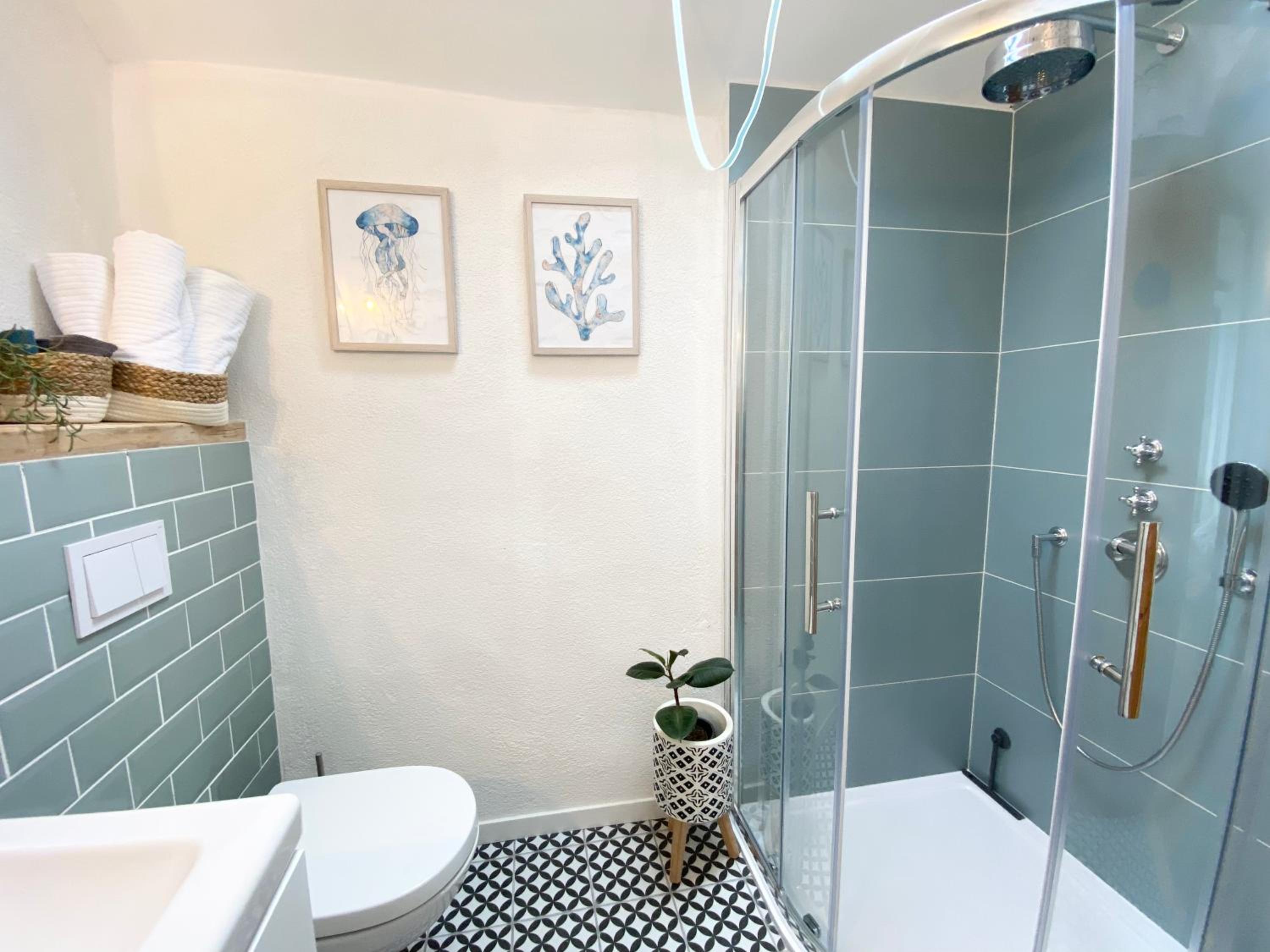 Laughing Seagull Cottage - Sea Views and Sauna