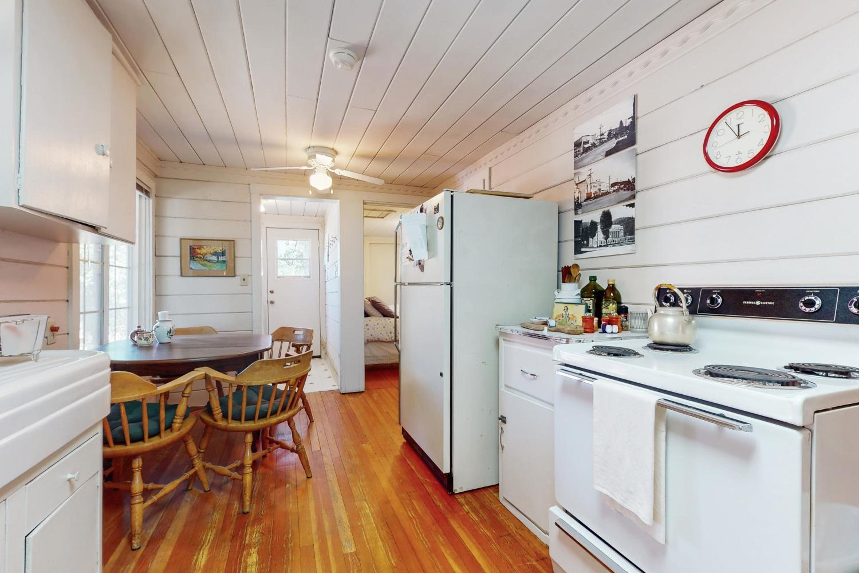 1BR Vintage Cottage, Dog-Friendly, Walk to Town
