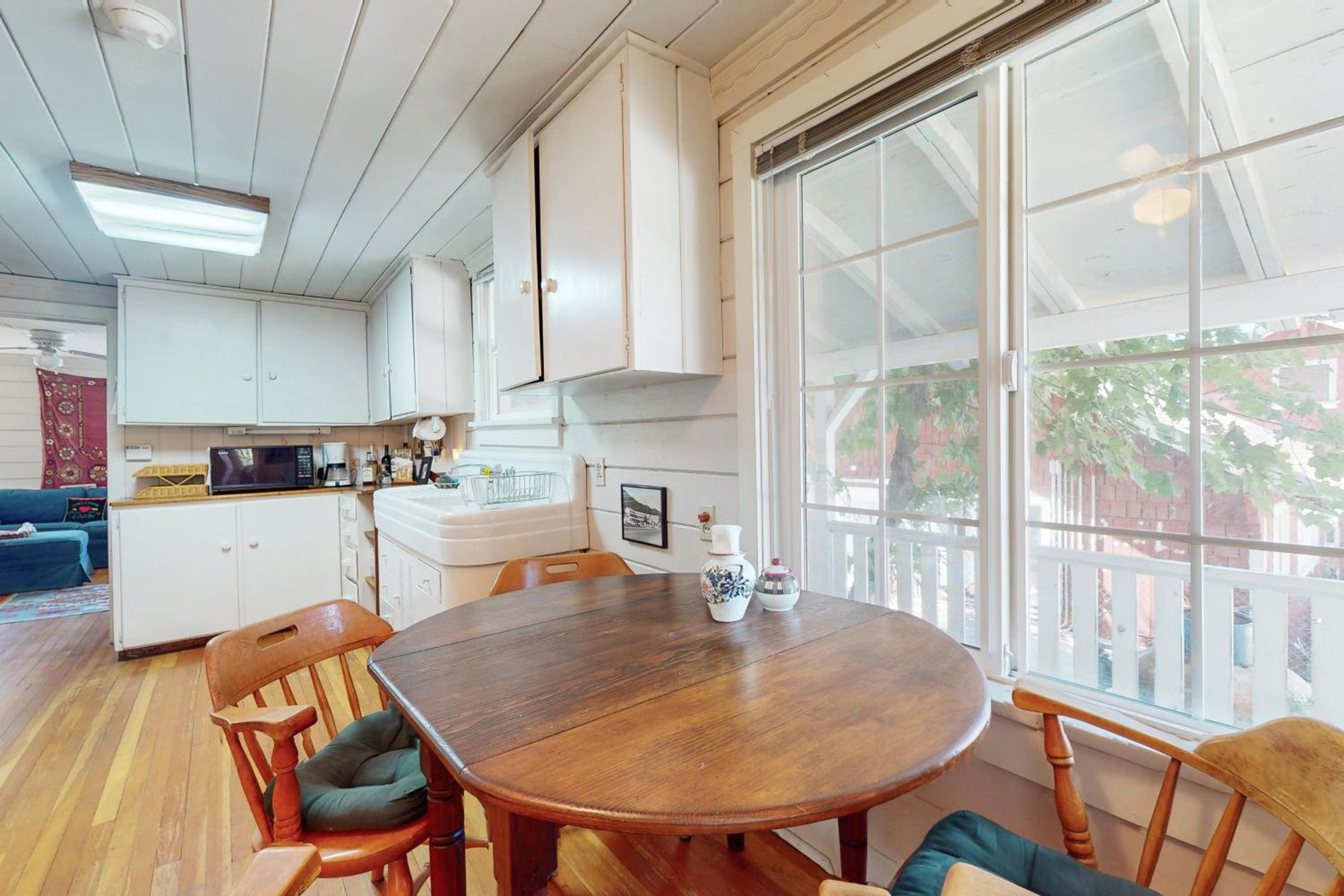 1BR Vintage Cottage, Dog-Friendly, Walk to Town
