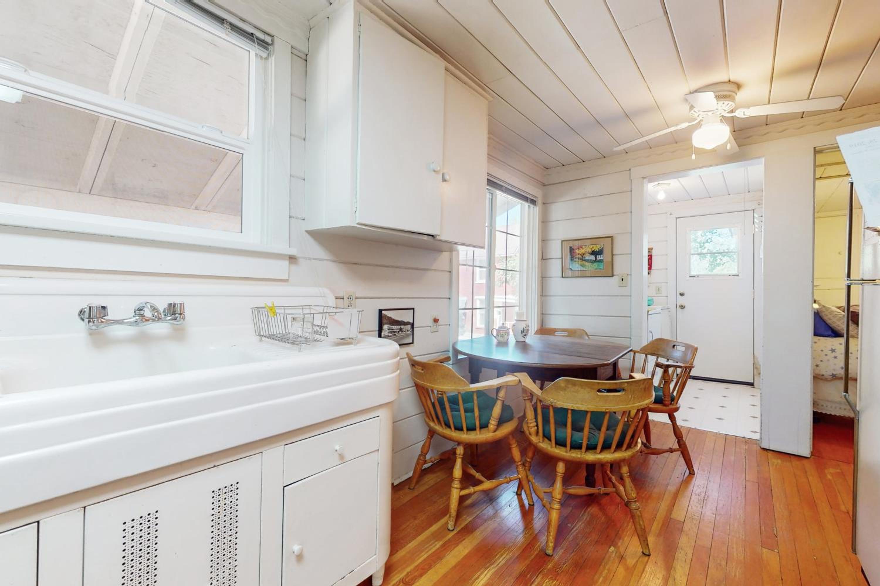 1BR Vintage Cottage, Dog-Friendly, Walk to Town