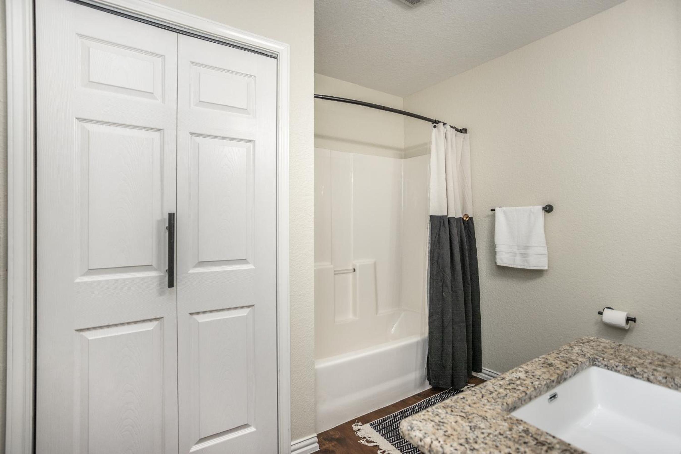 3-bedroom 2 bath With Hot Tub Near Winstar view 4