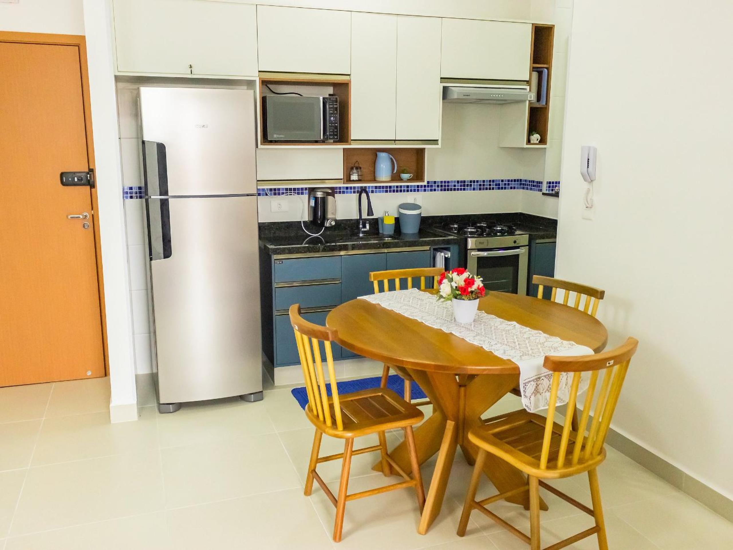 Apartamentos 300m Praia das Toninhas - vista para a serra do mar