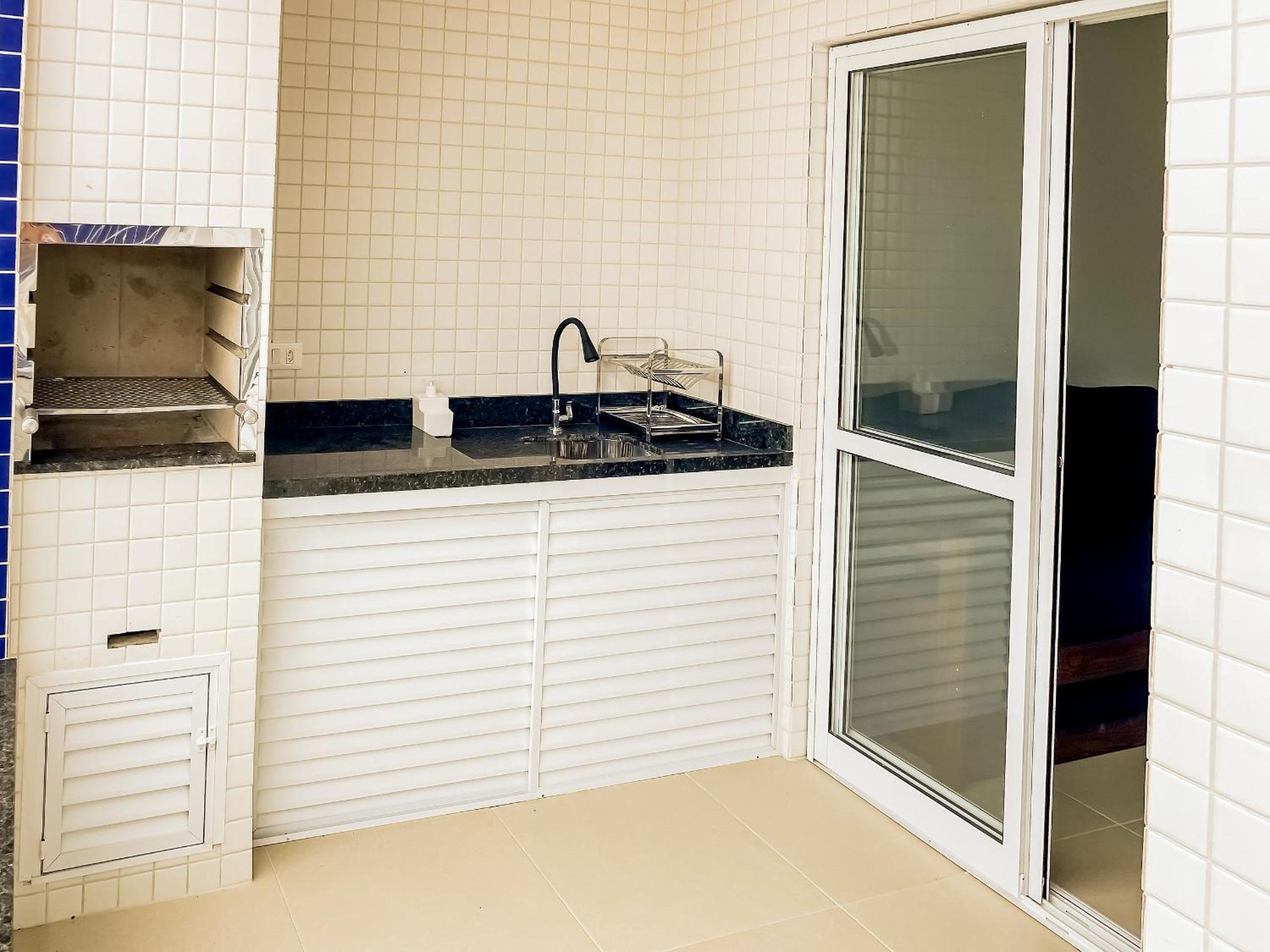Apartamentos 300m Praia das Toninhas - vista para a serra do mar