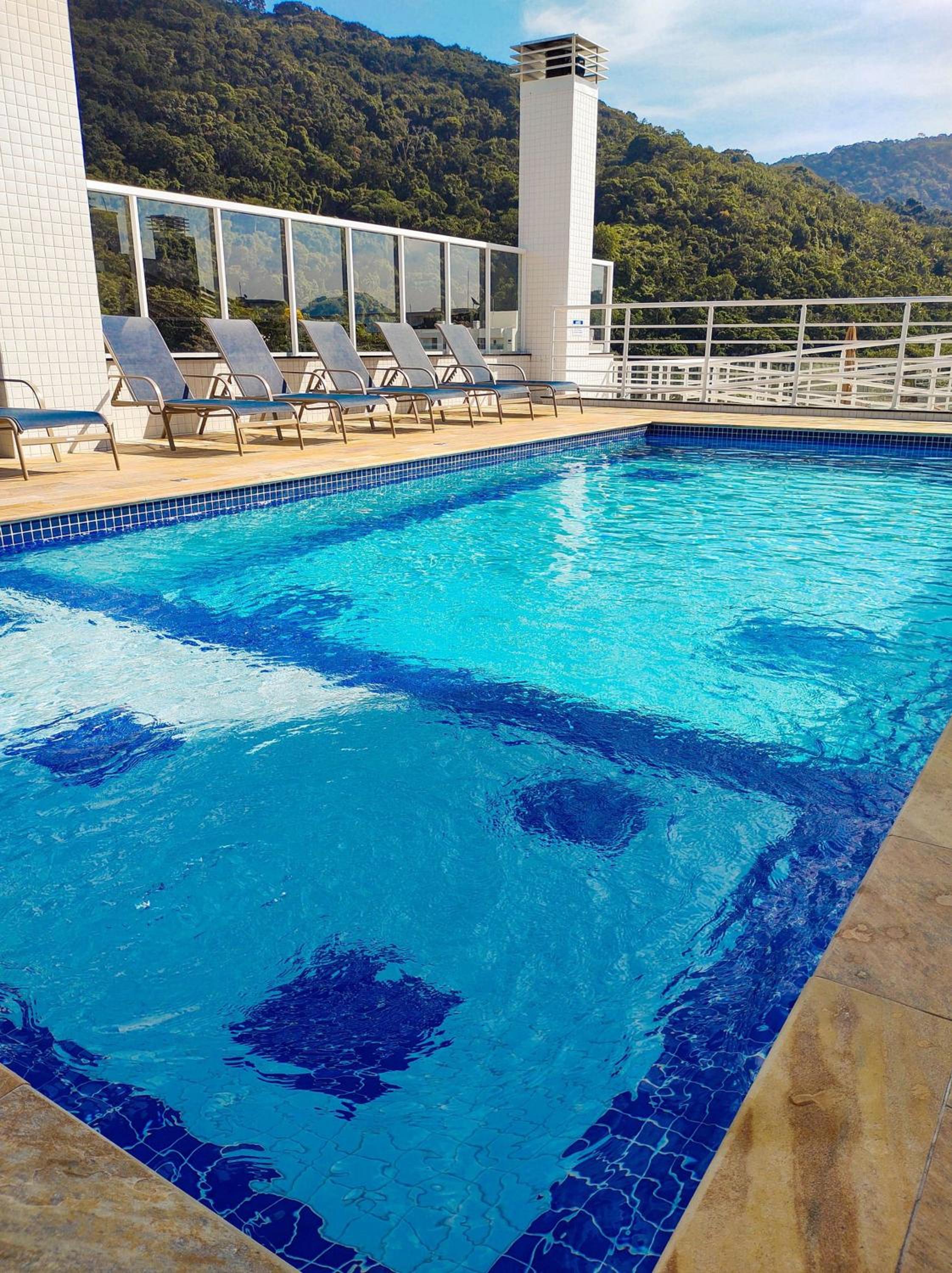 Apartamentos 300m Praia das Toninhas - vista para a serra do mar