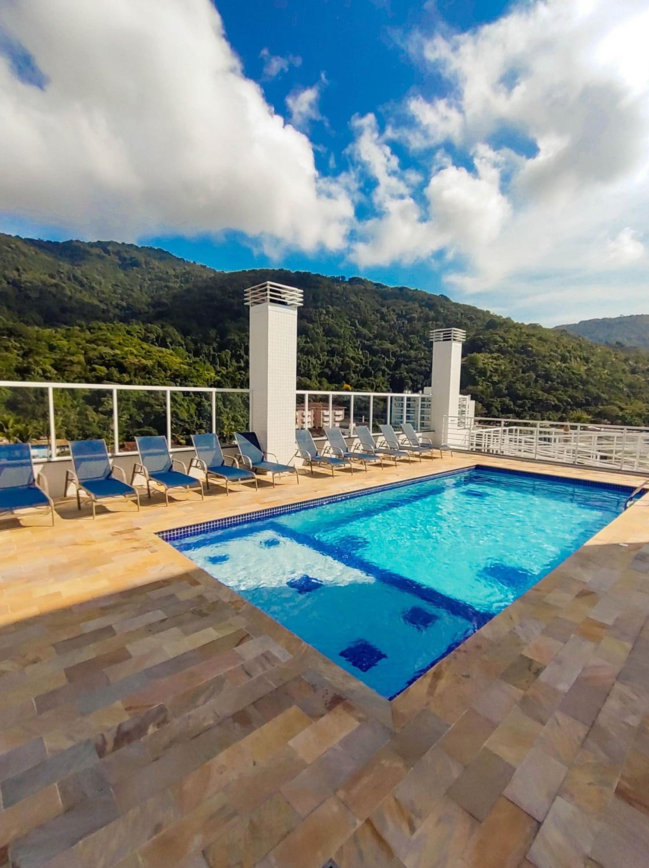 Apartamentos 300m Praia das Toninhas - vista para a serra do mar