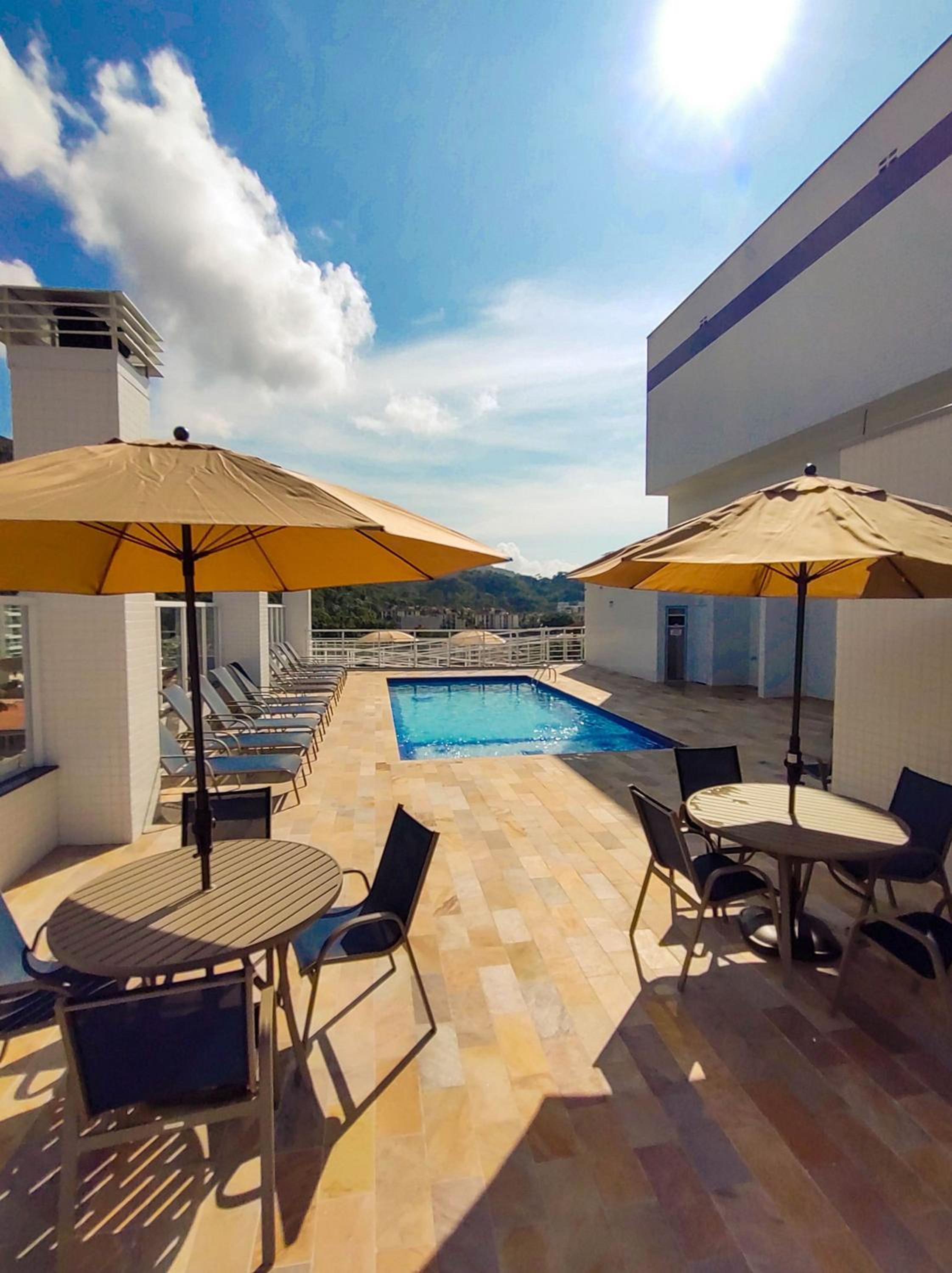 Apartamentos 300m Praia das Toninhas - vista para a serra do mar