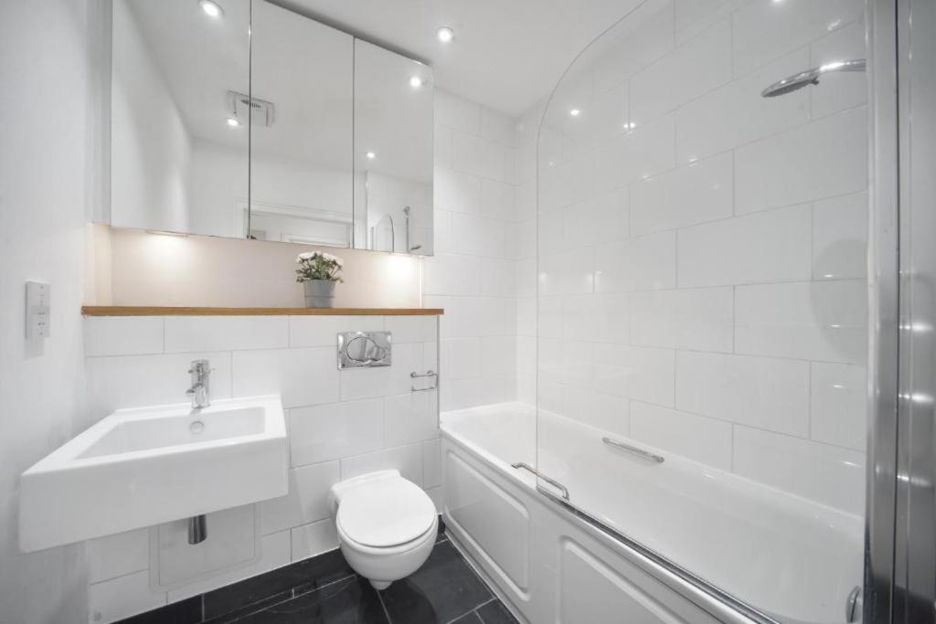 Modern 2-Bedroom, 2-Bath Apartment in Tower Bridge & London Bridge - Unbeatable Location & Transport Links