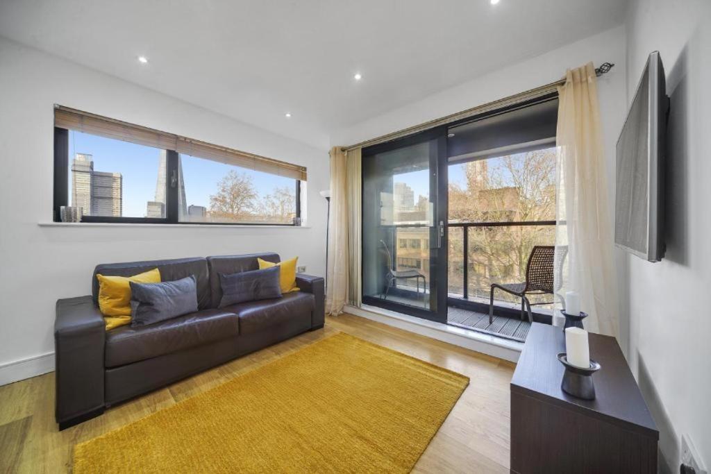 Modern 2-Bedroom, 2-Bath Apartment in Tower Bridge & London Bridge - Unbeatable Location & Transport Links