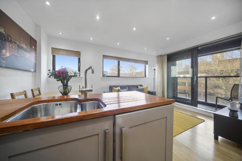 Modern 2-Bedroom, 2-Bath Apartment in Tower Bridge & London Bridge - Unbeatable Location & Transport Links