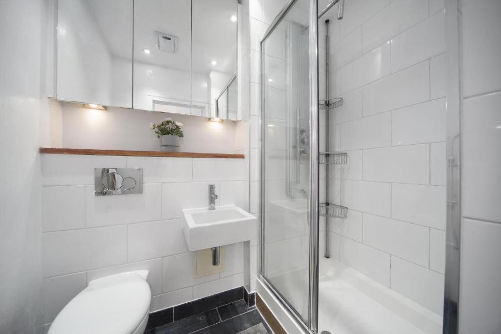 Modern 2-Bedroom, 2-Bath Apartment in Tower Bridge & London Bridge - Unbeatable Location & Transport Links