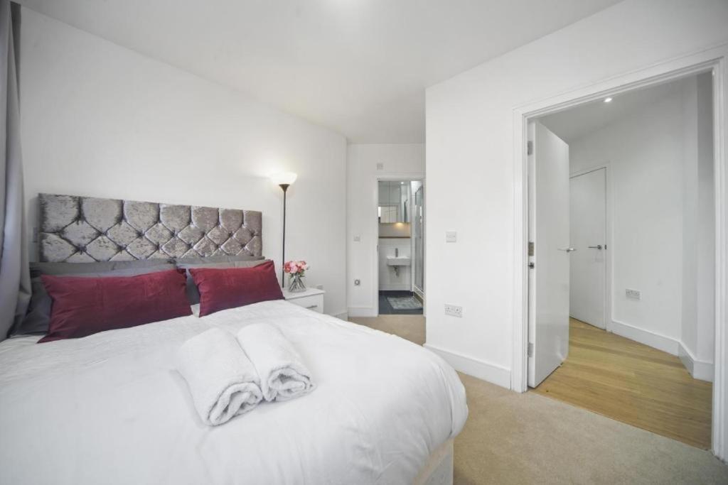 Modern 2-Bedroom, 2-Bath Apartment in Tower Bridge & London Bridge - Unbeatable Location & Transport Links