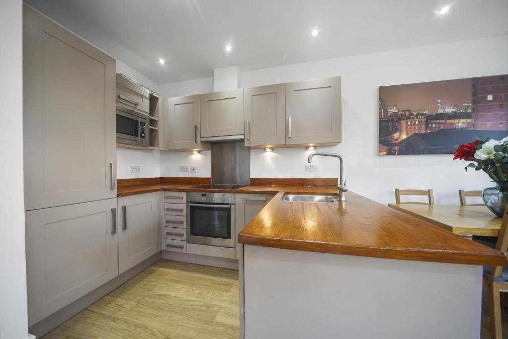 Modern 2-Bedroom, 2-Bath Apartment in Tower Bridge & London Bridge - Unbeatable Location & Transport Links