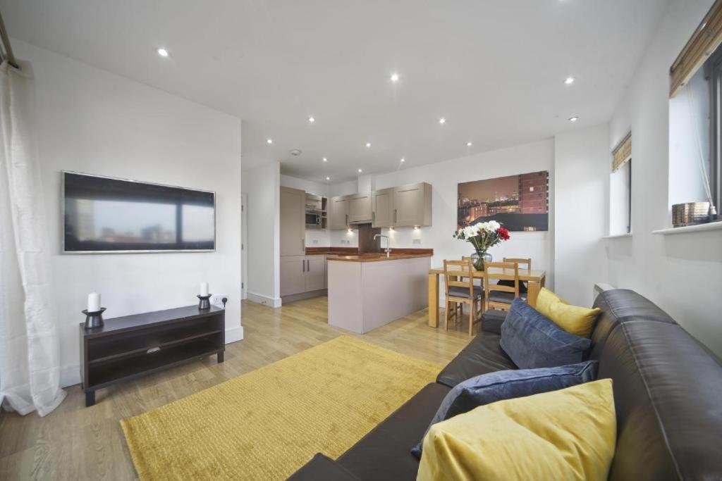 Modern 2-Bedroom, 2-Bath Apartment in Tower Bridge & London Bridge - Unbeatable Location & Transport Links