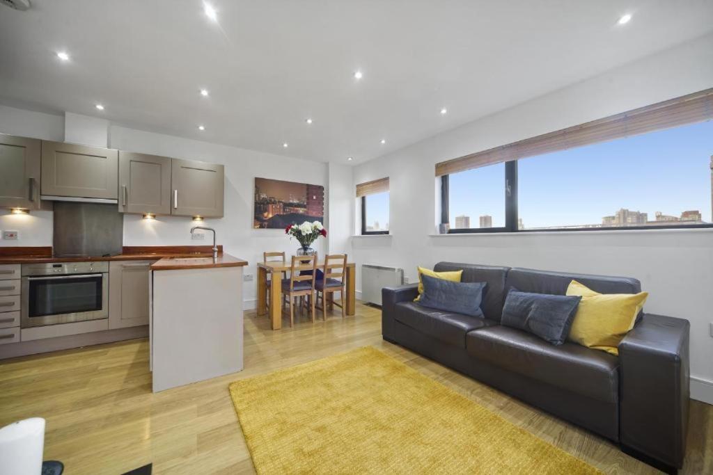 Modern 2-Bedroom, 2-Bath Apartment in Tower Bridge & London Bridge - Unbeatable Location & Transport Links