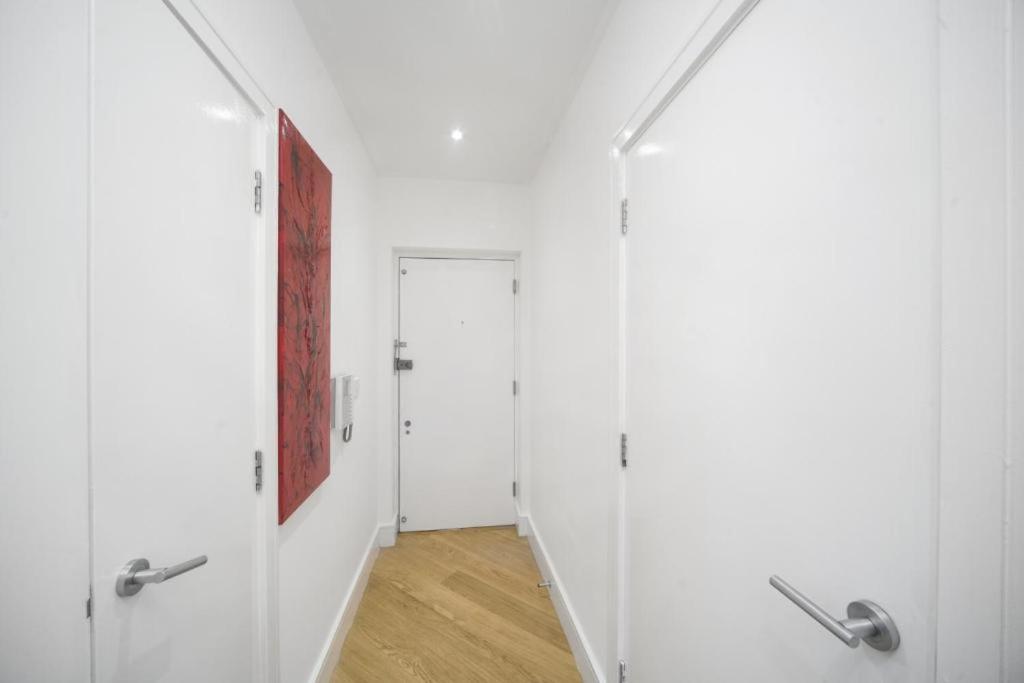 Modern 2-Bedroom, 2-Bath Apartment in Tower Bridge & London Bridge - Unbeatable Location & Transport Links