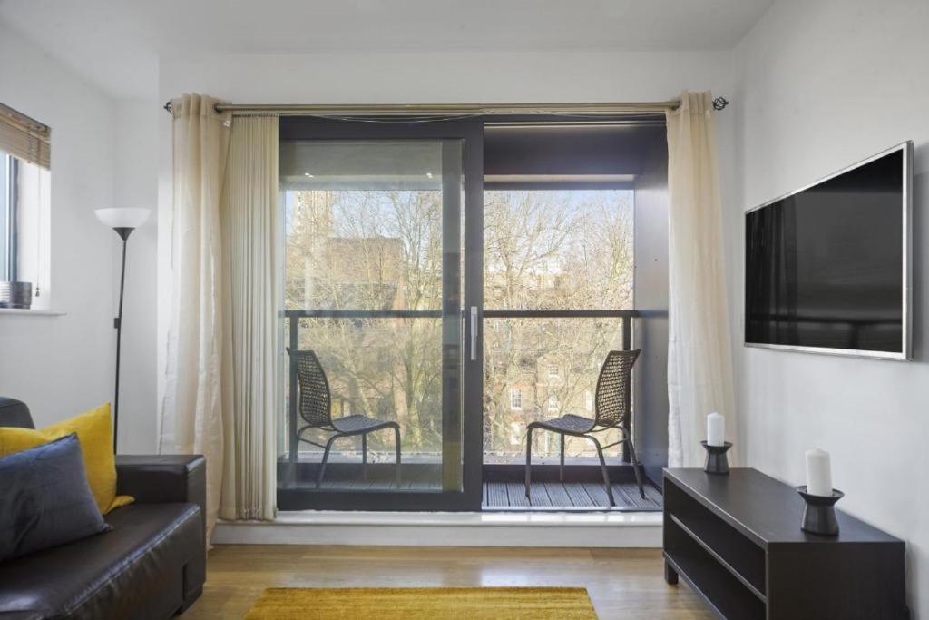 Modern 2-Bedroom, 2-Bath Apartment in Tower Bridge & London Bridge - Unbeatable Location & Transport Links