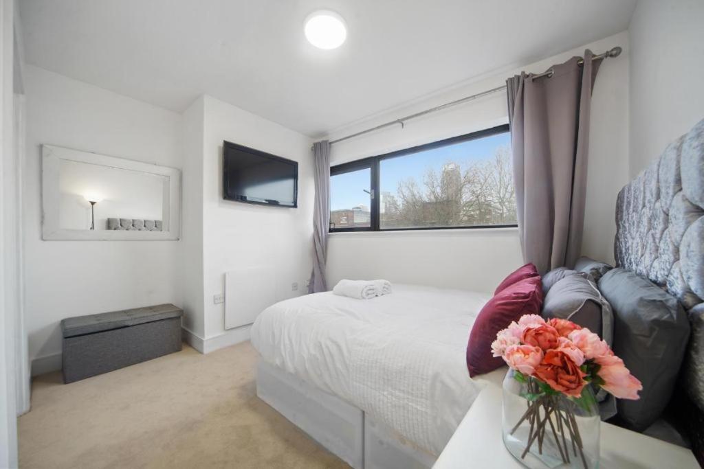 Modern 2-Bedroom, 2-Bath Apartment in Tower Bridge & London Bridge - Unbeatable Location & Transport Links
