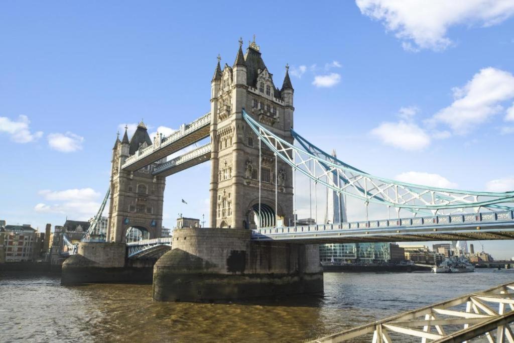 Modern 2-Bedroom, 2-Bath Apartment in Tower Bridge & London Bridge - Unbeatable Location & Transport Links