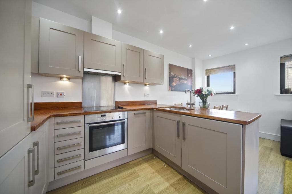 Modern 2-Bedroom, 2-Bath Apartment in Tower Bridge & London Bridge - Unbeatable Location & Transport Links