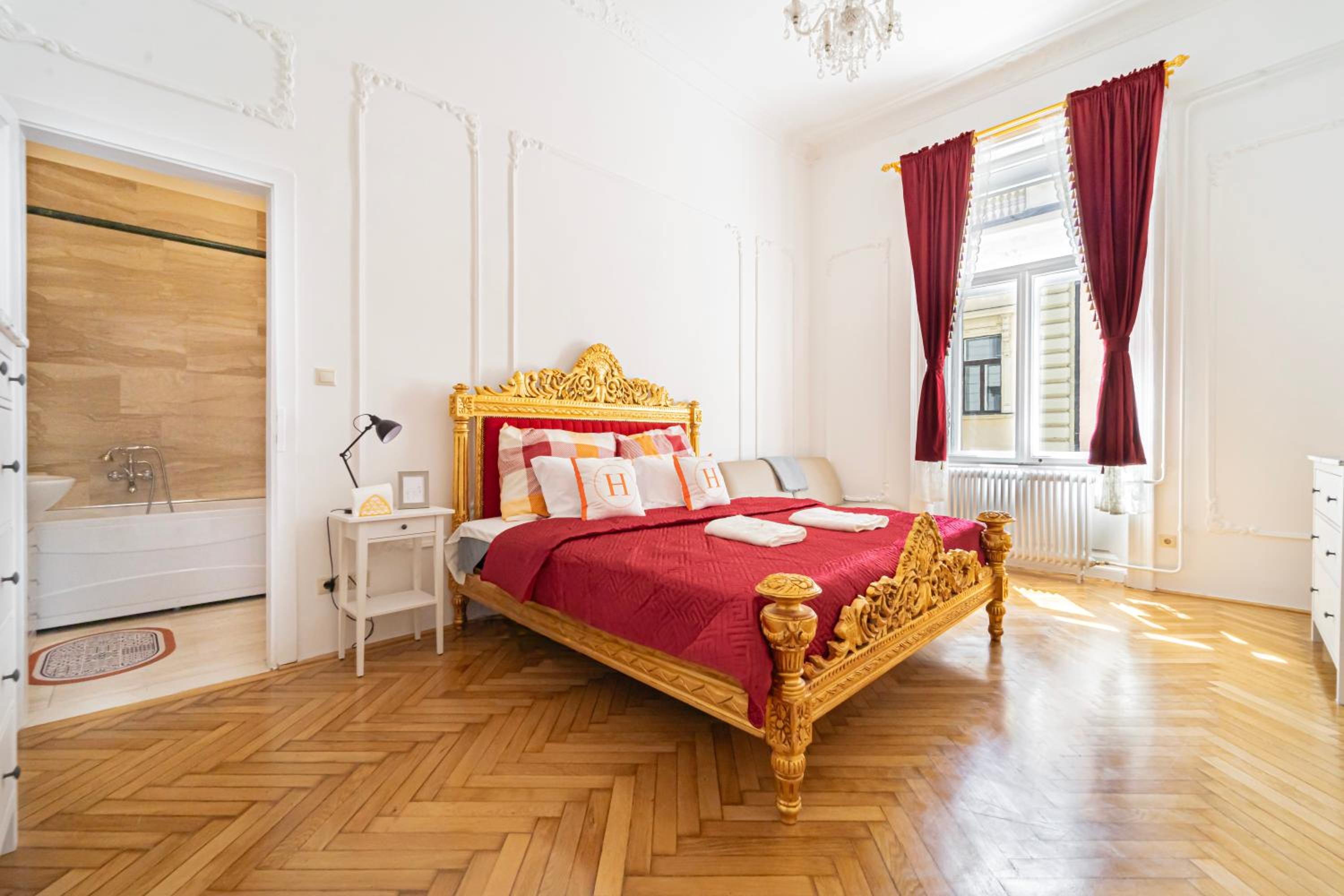 J Home - Chain Bridge Apartment - Danube View - Sleeps 6 view 2